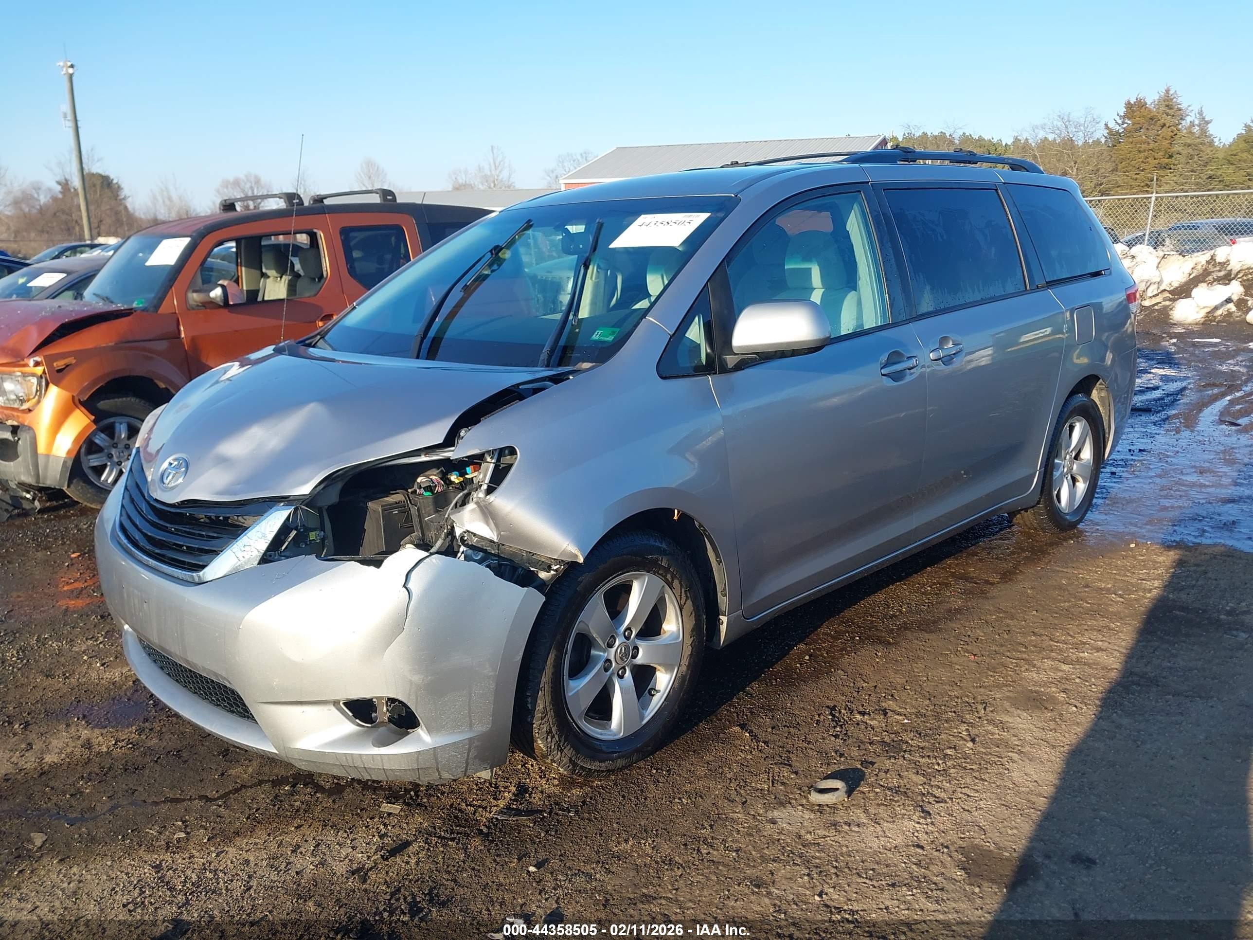 TOYOTA SIENNA image 2
