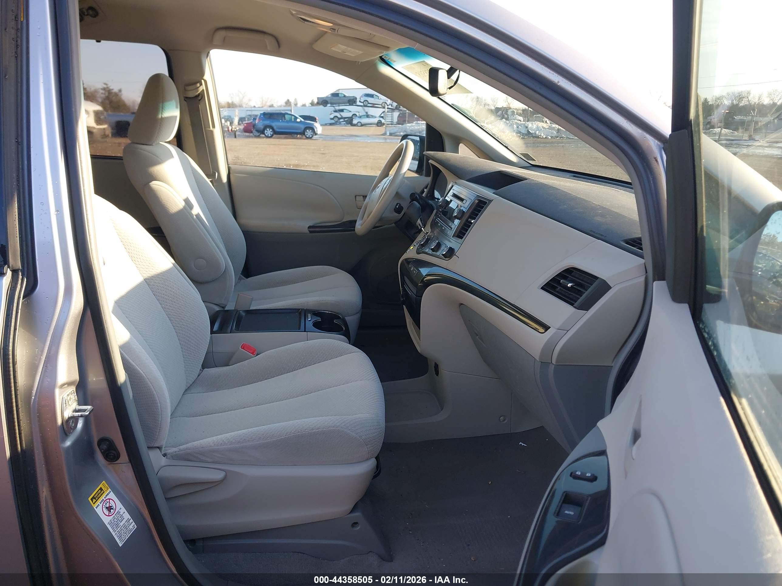 TOYOTA SIENNA image 5