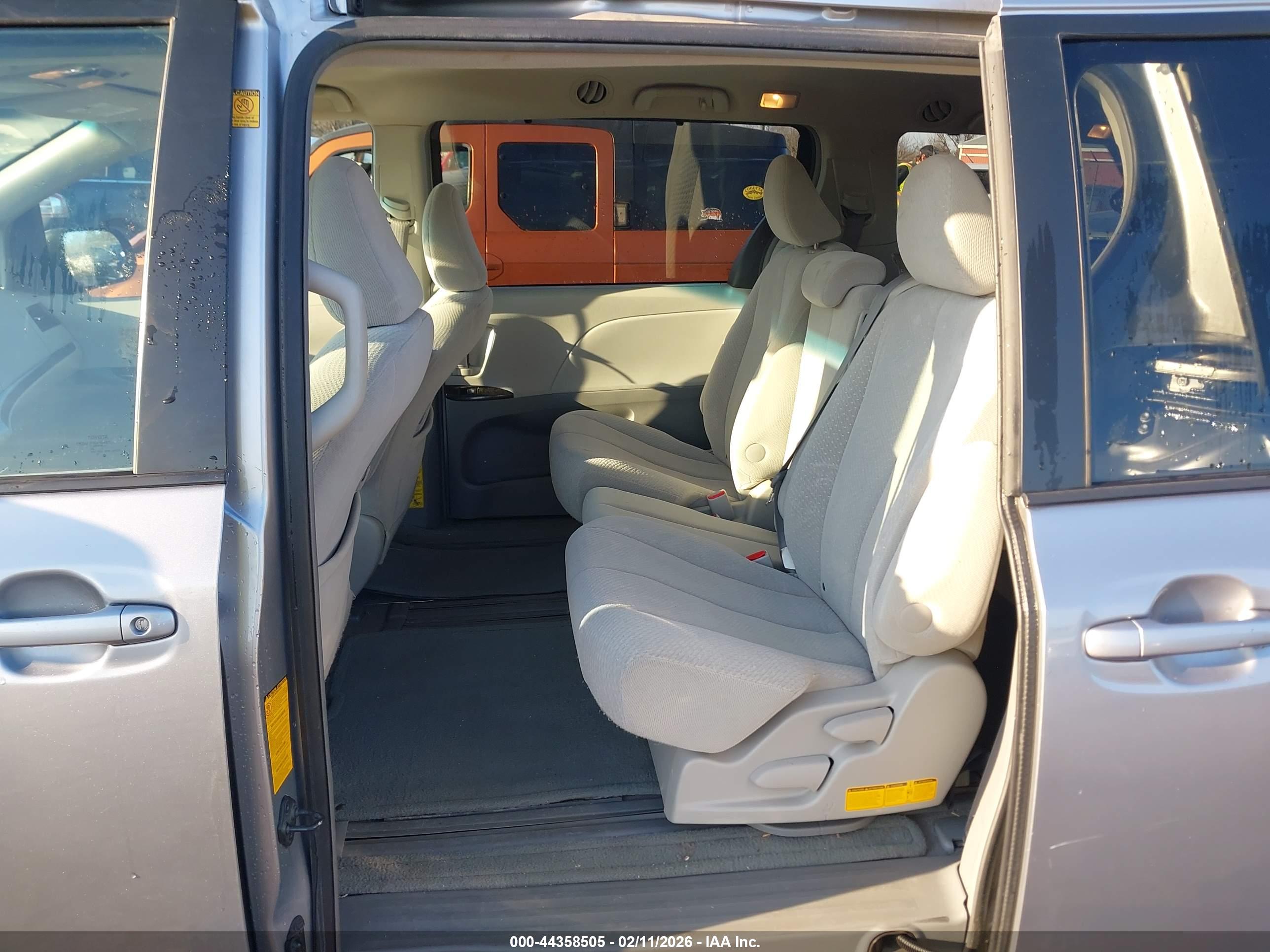 TOYOTA SIENNA image 8