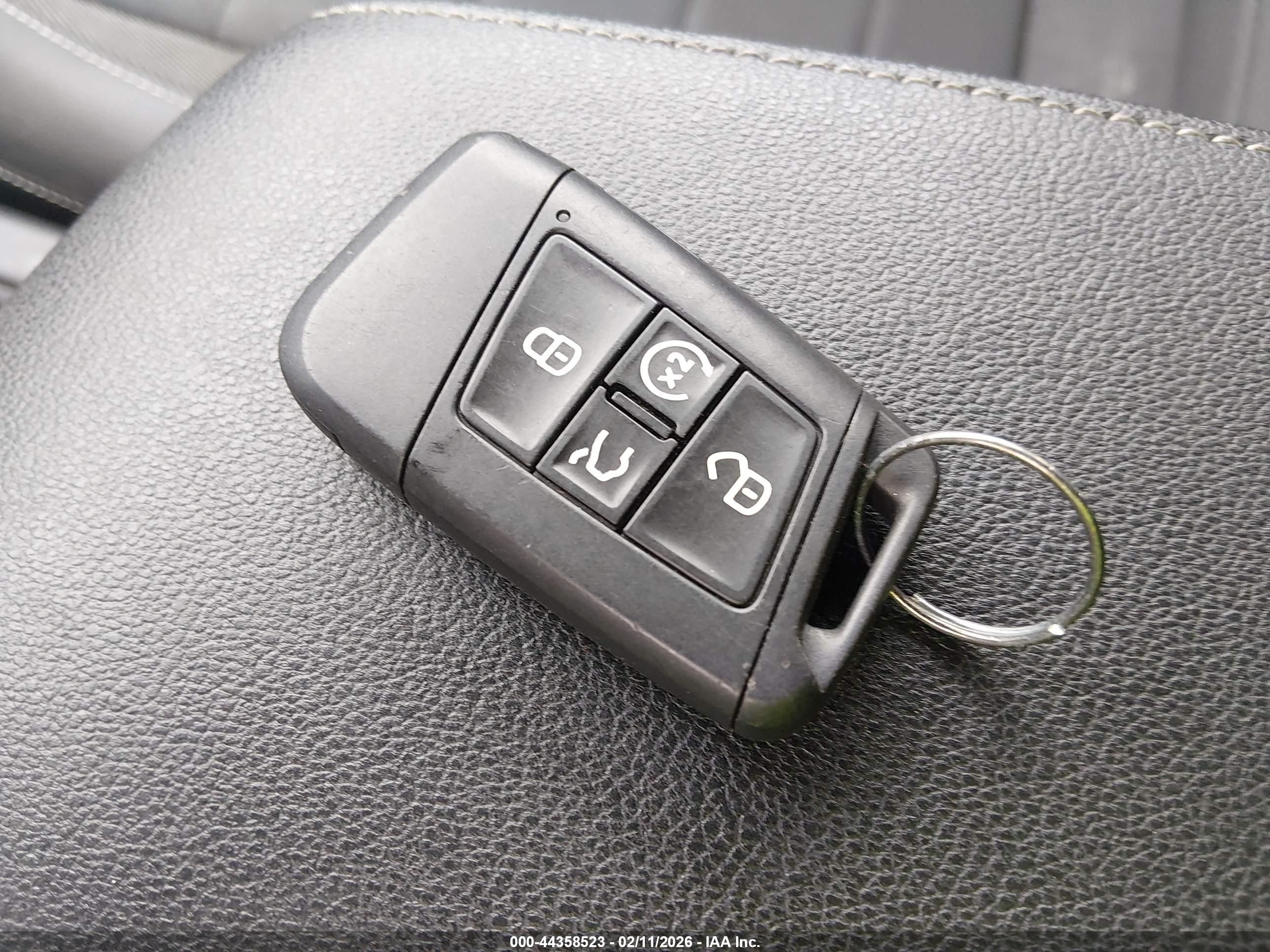 VOLKSWAGEN TAOS image 11
