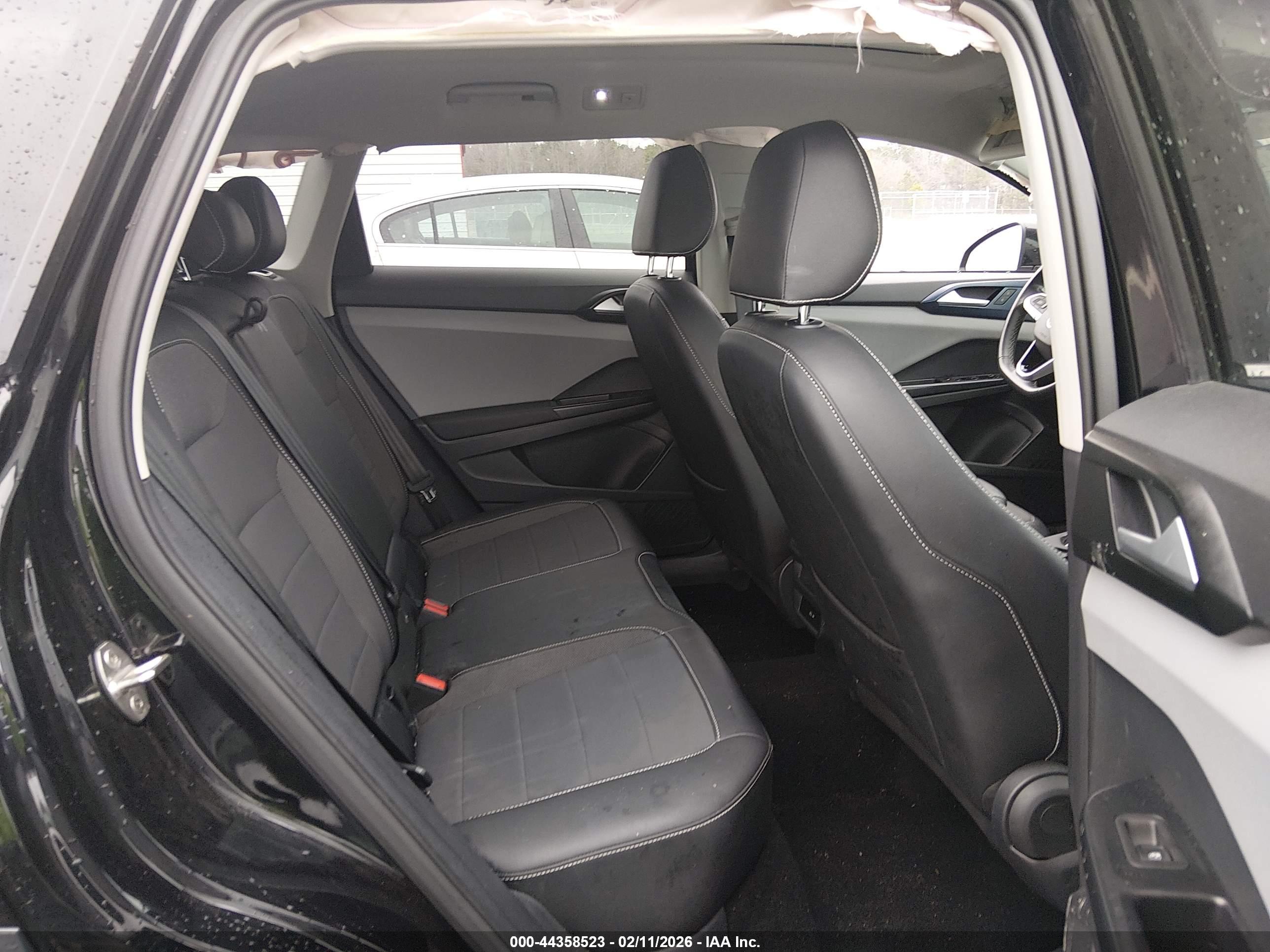 VOLKSWAGEN TAOS image 8