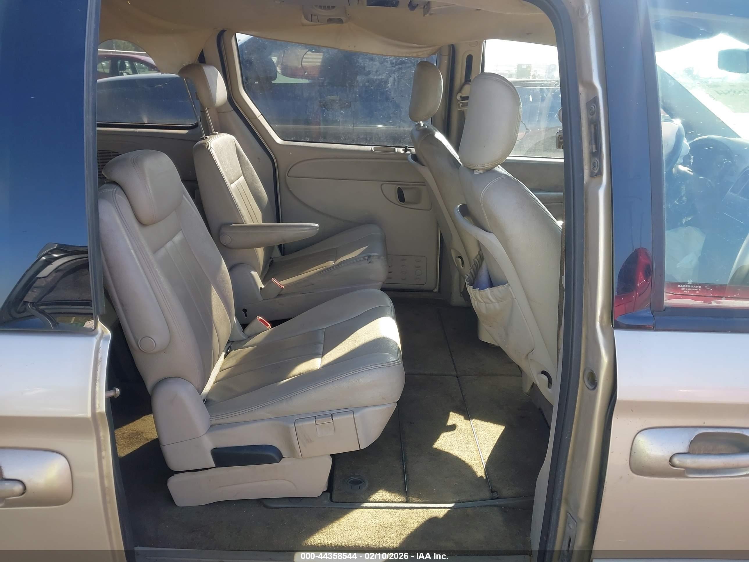 CHRYSLER TOWN image 8