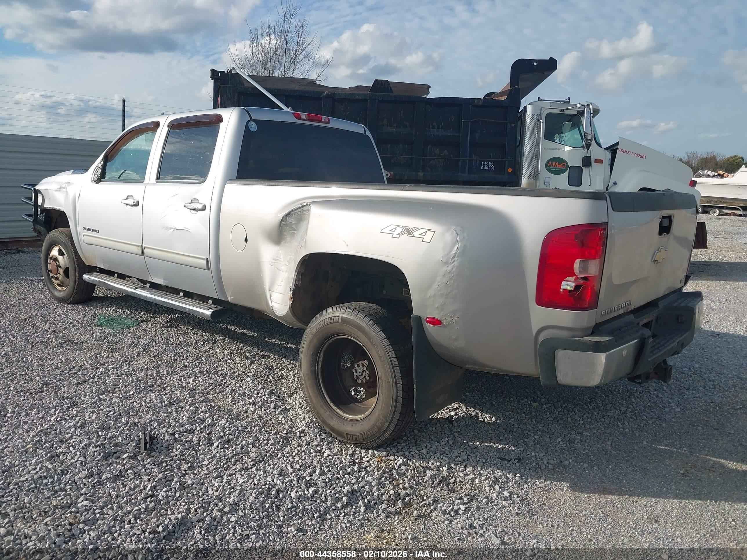 CHEVROLET SILVERADO image 3