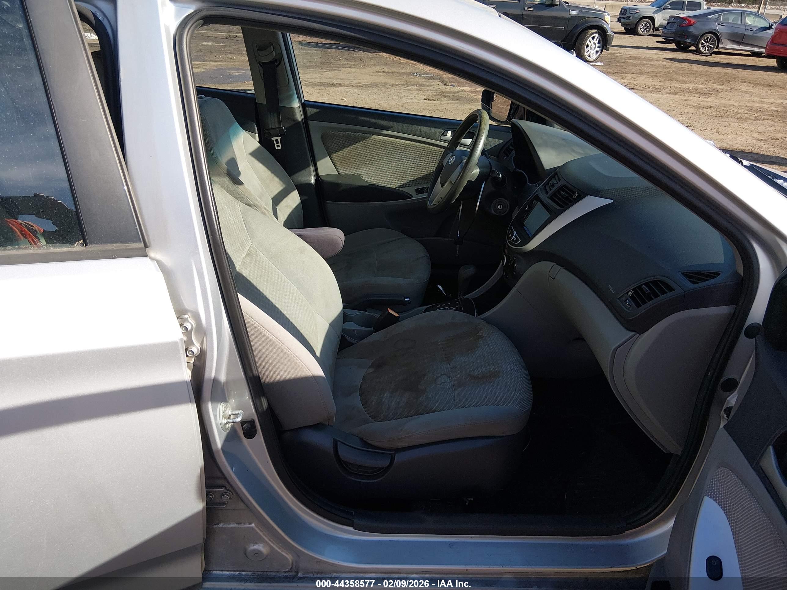 HYUNDAI ACCENT image 5