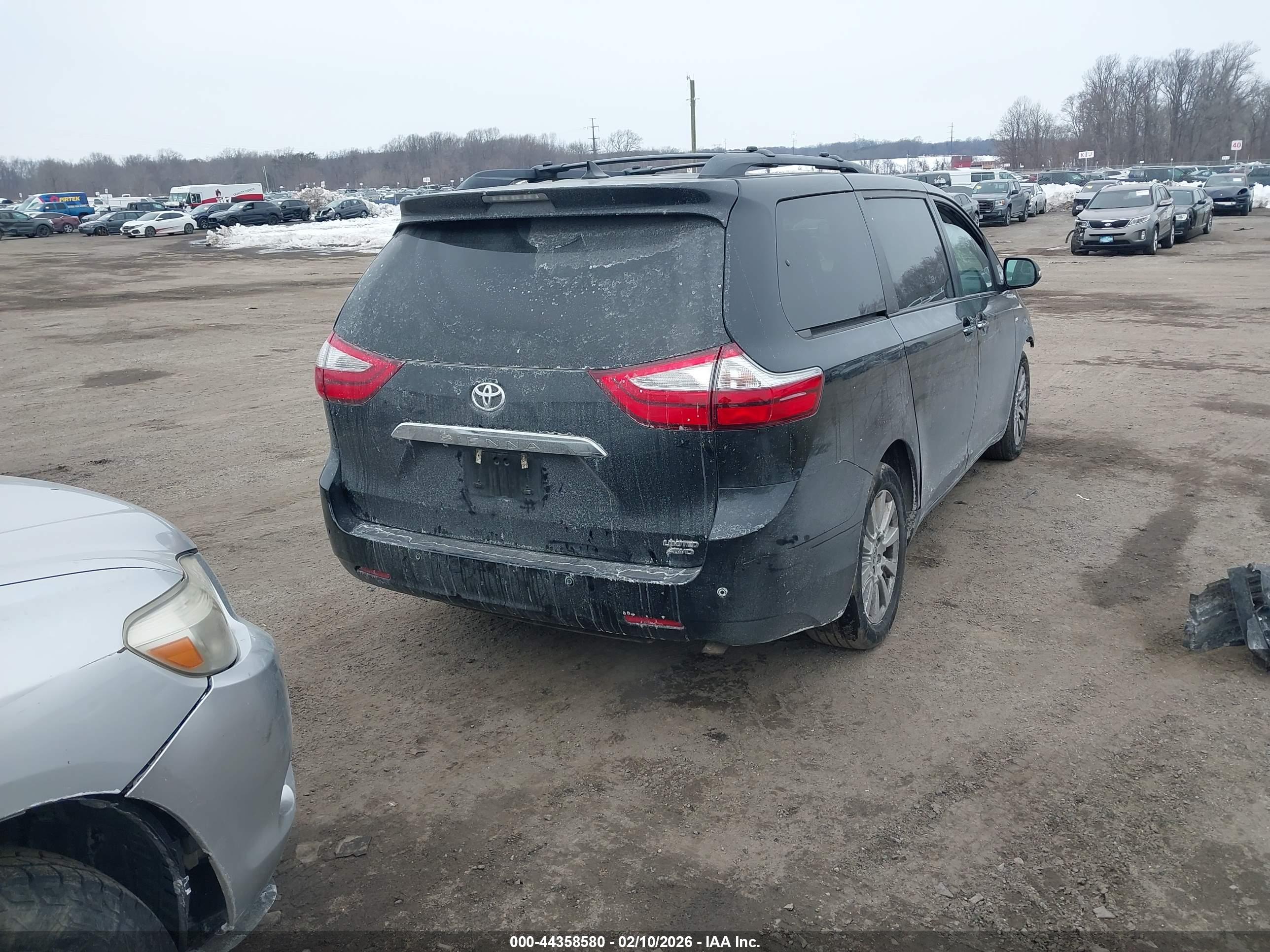 TOYOTA SIENNA image 4