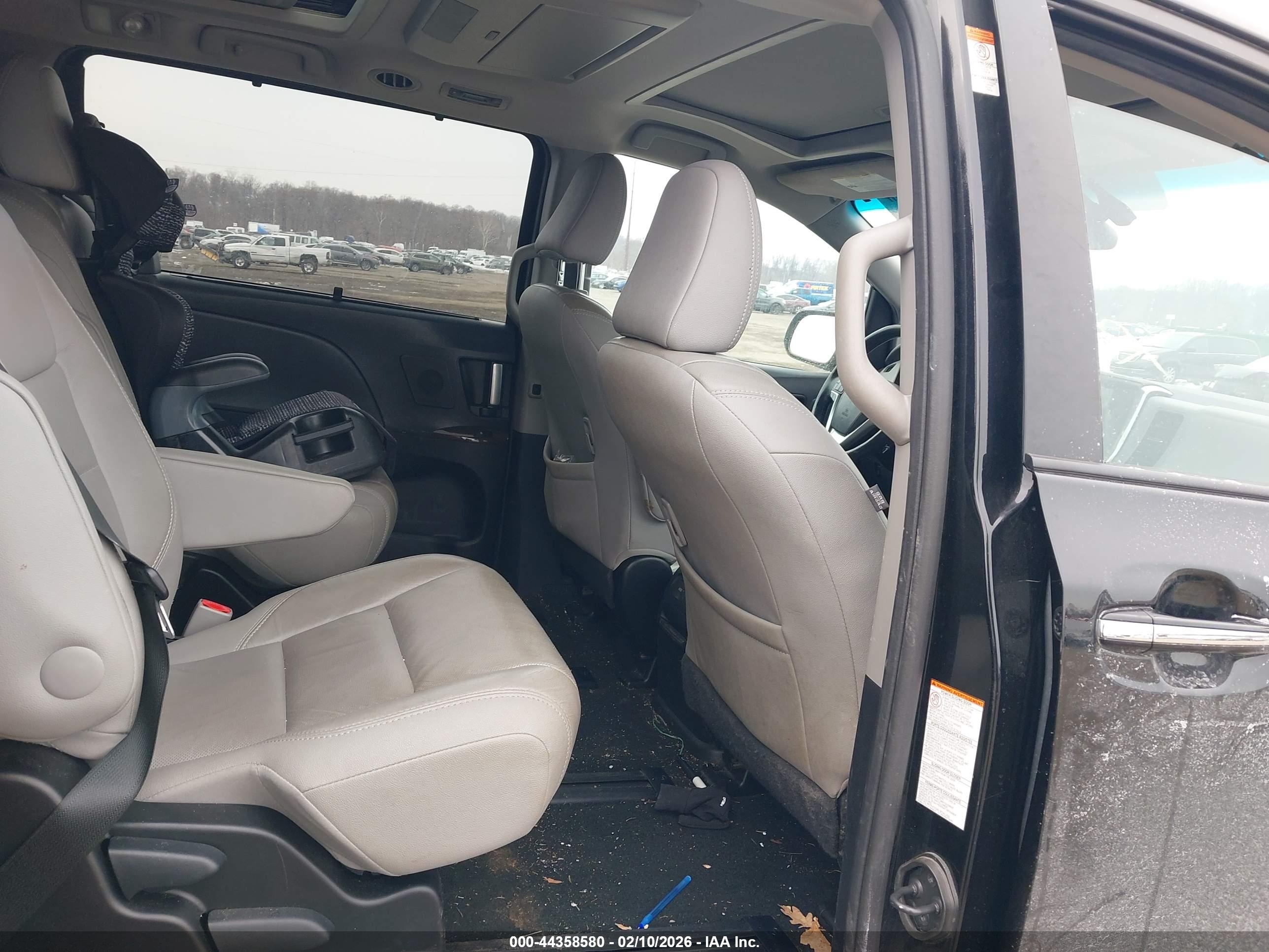 TOYOTA SIENNA image 8