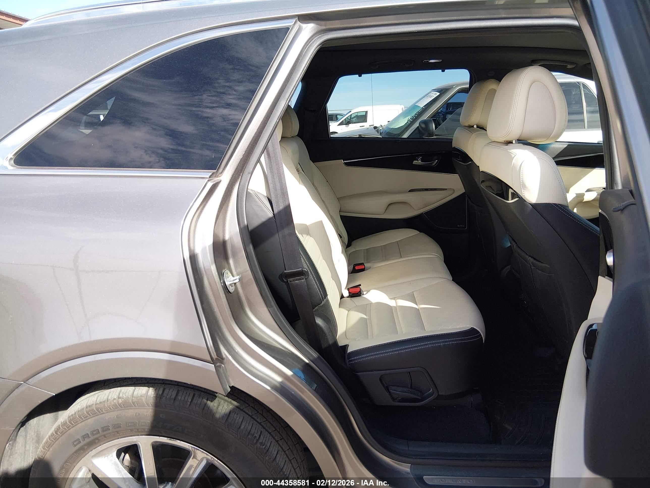 KIA SORENTO image 8