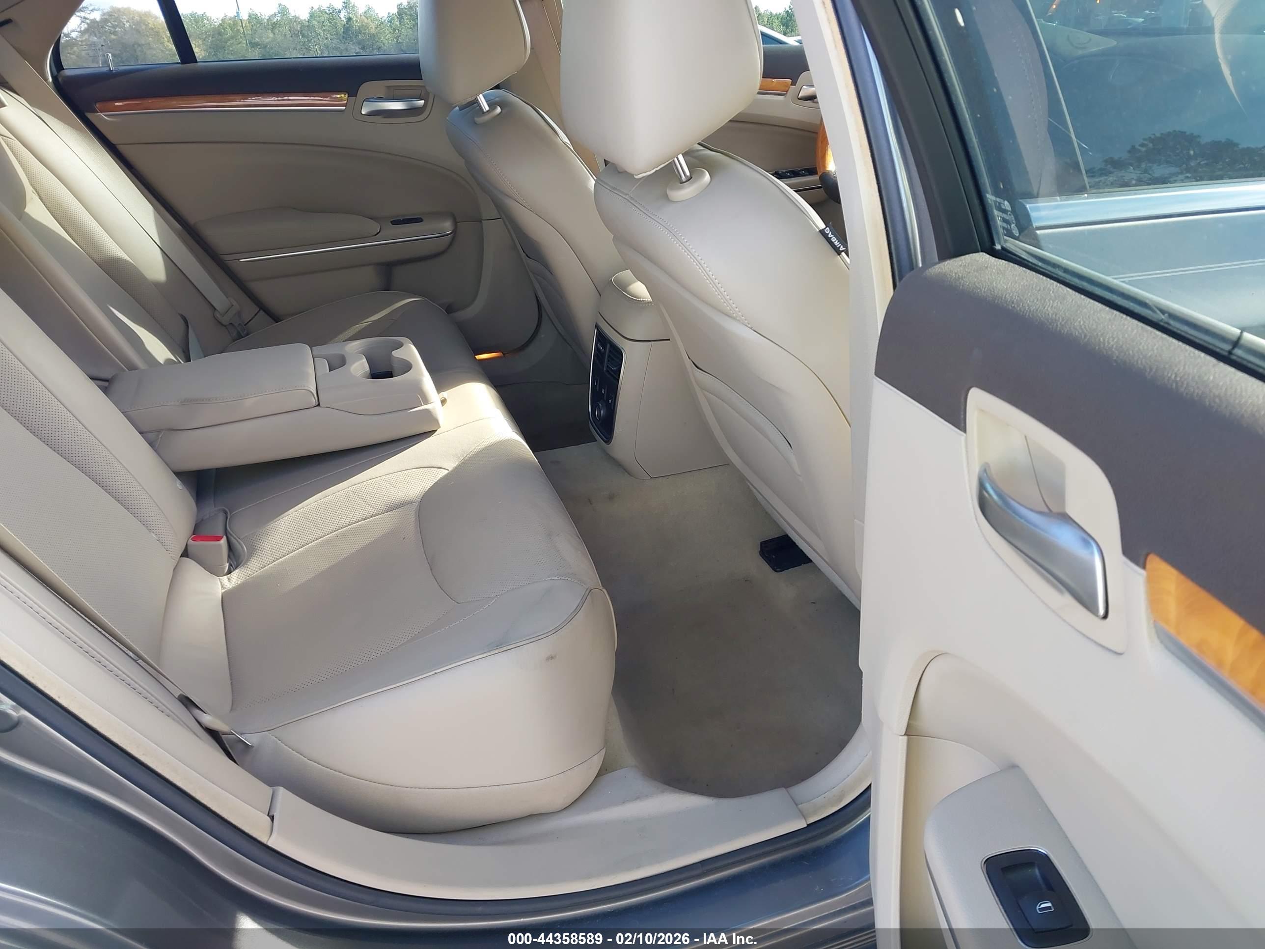 CHRYSLER 300 image 8