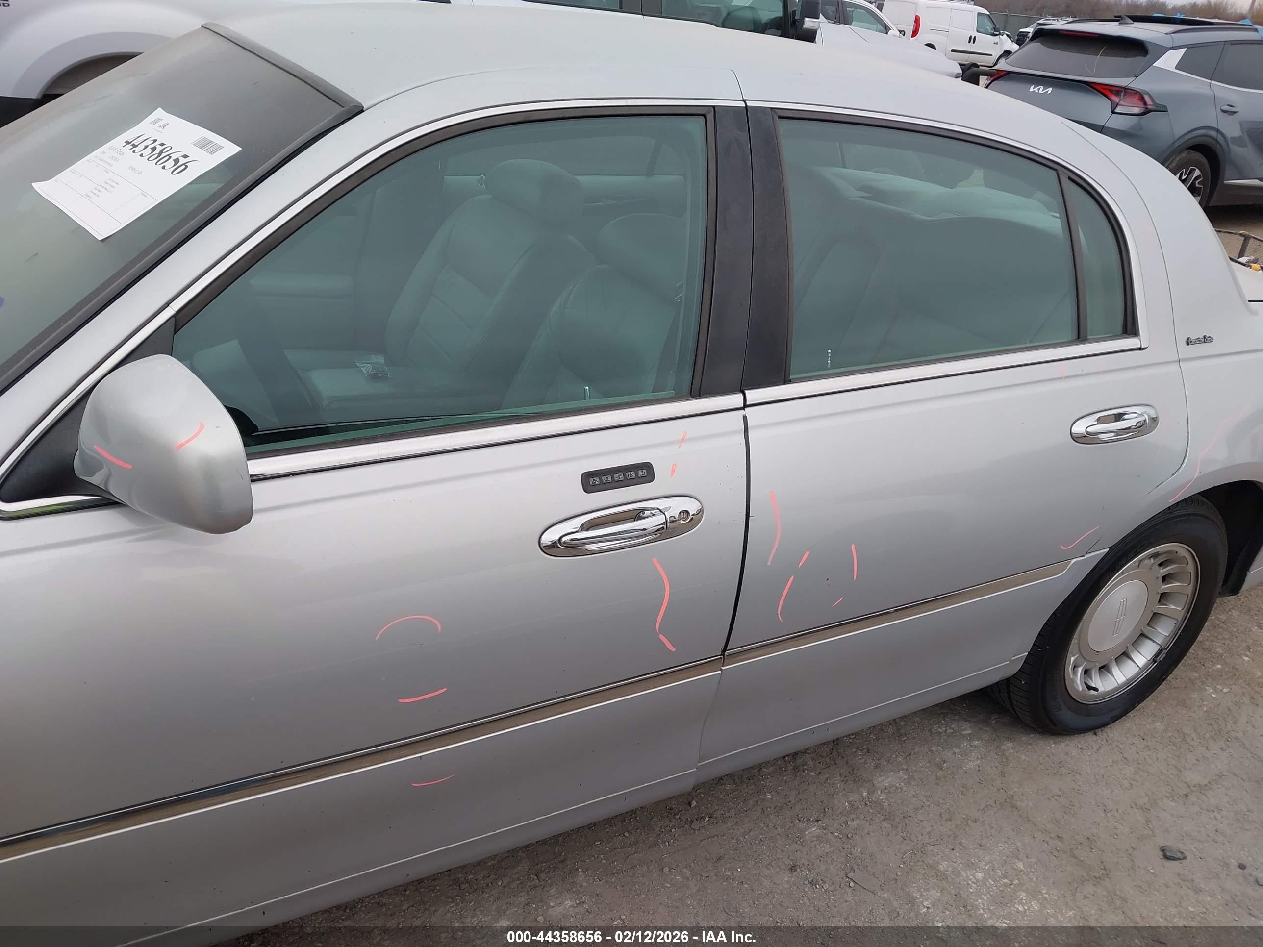 LINCOLN TOWN image 6