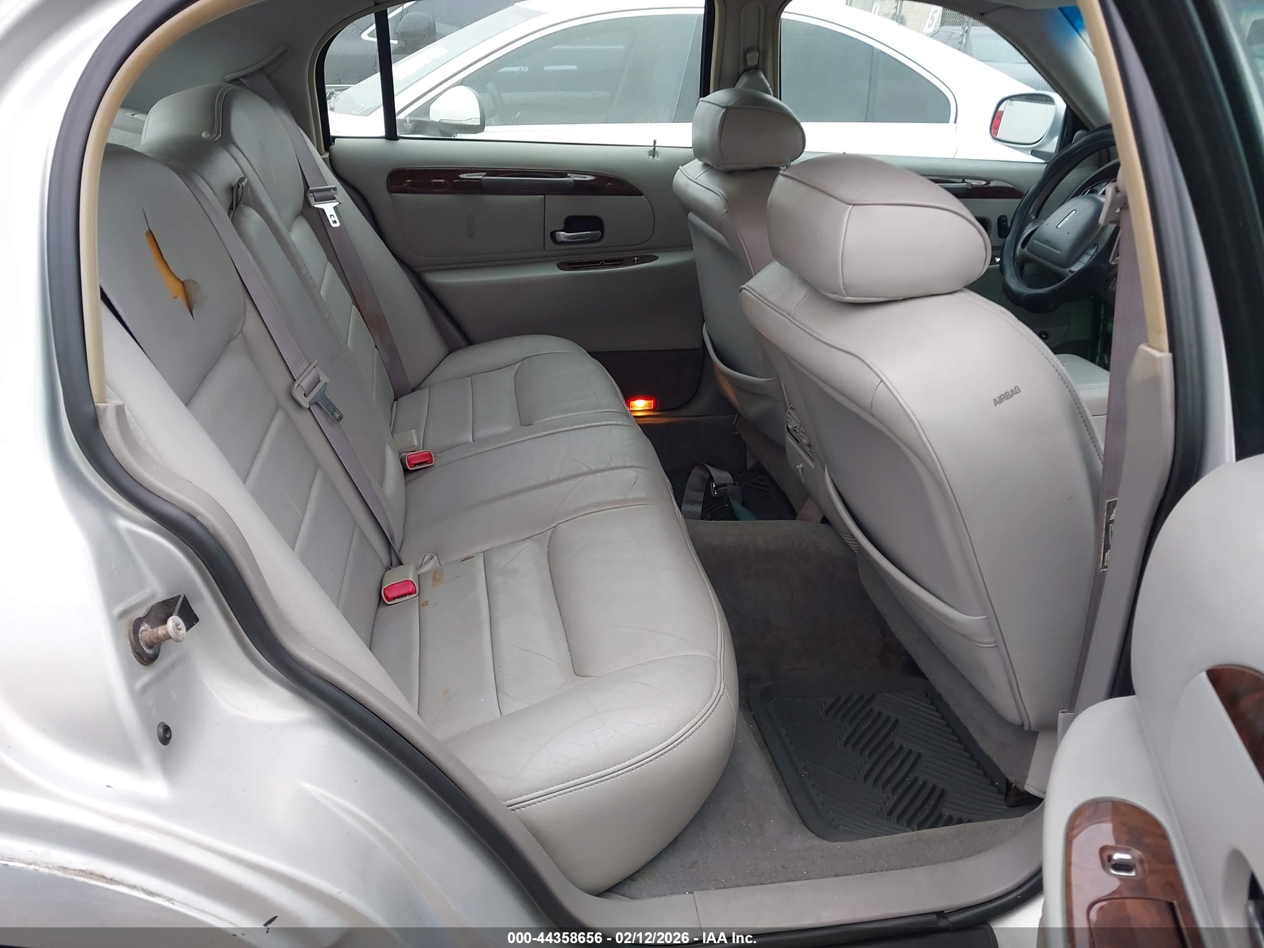 LINCOLN TOWN image 8
