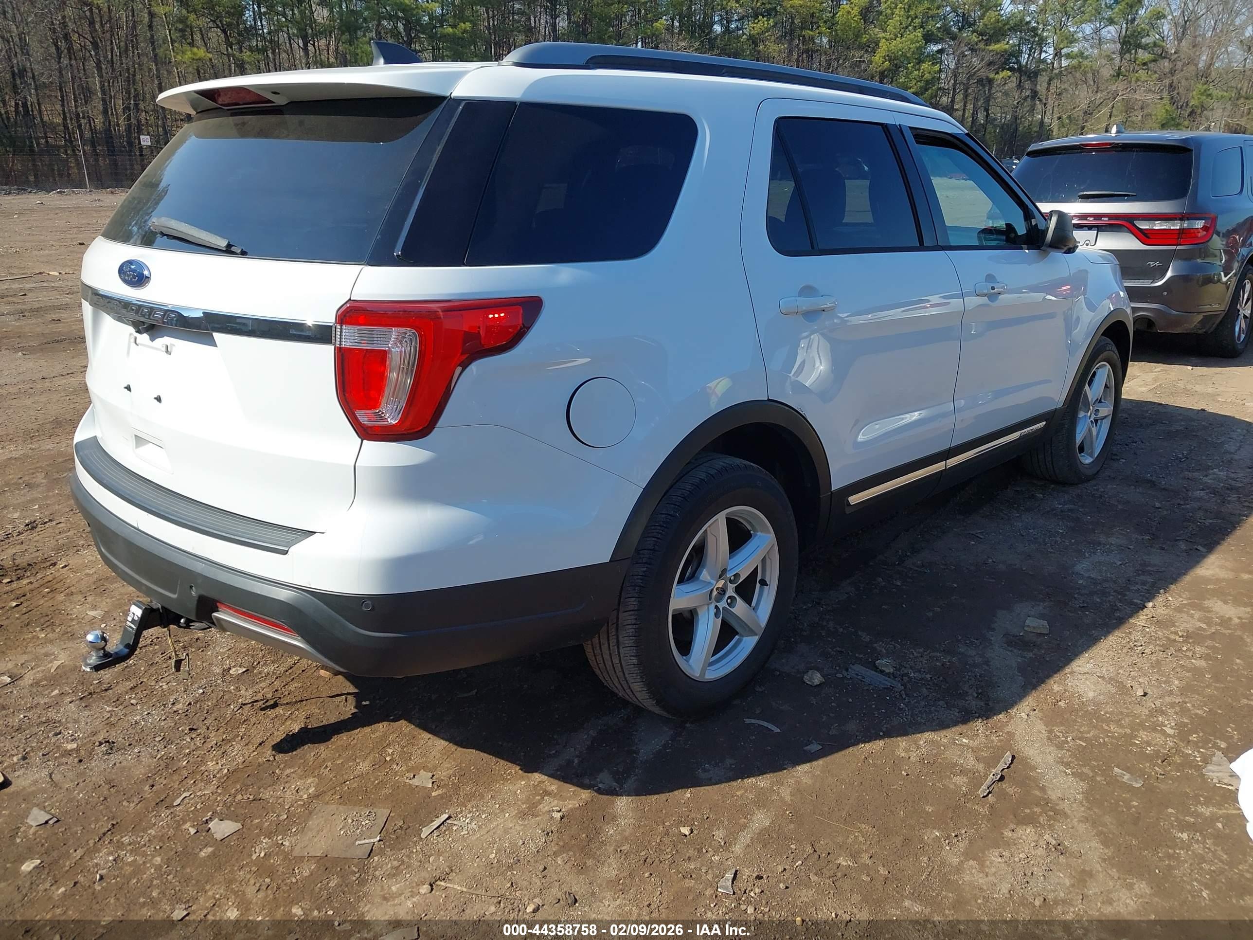 FORD EXPLORER image 4