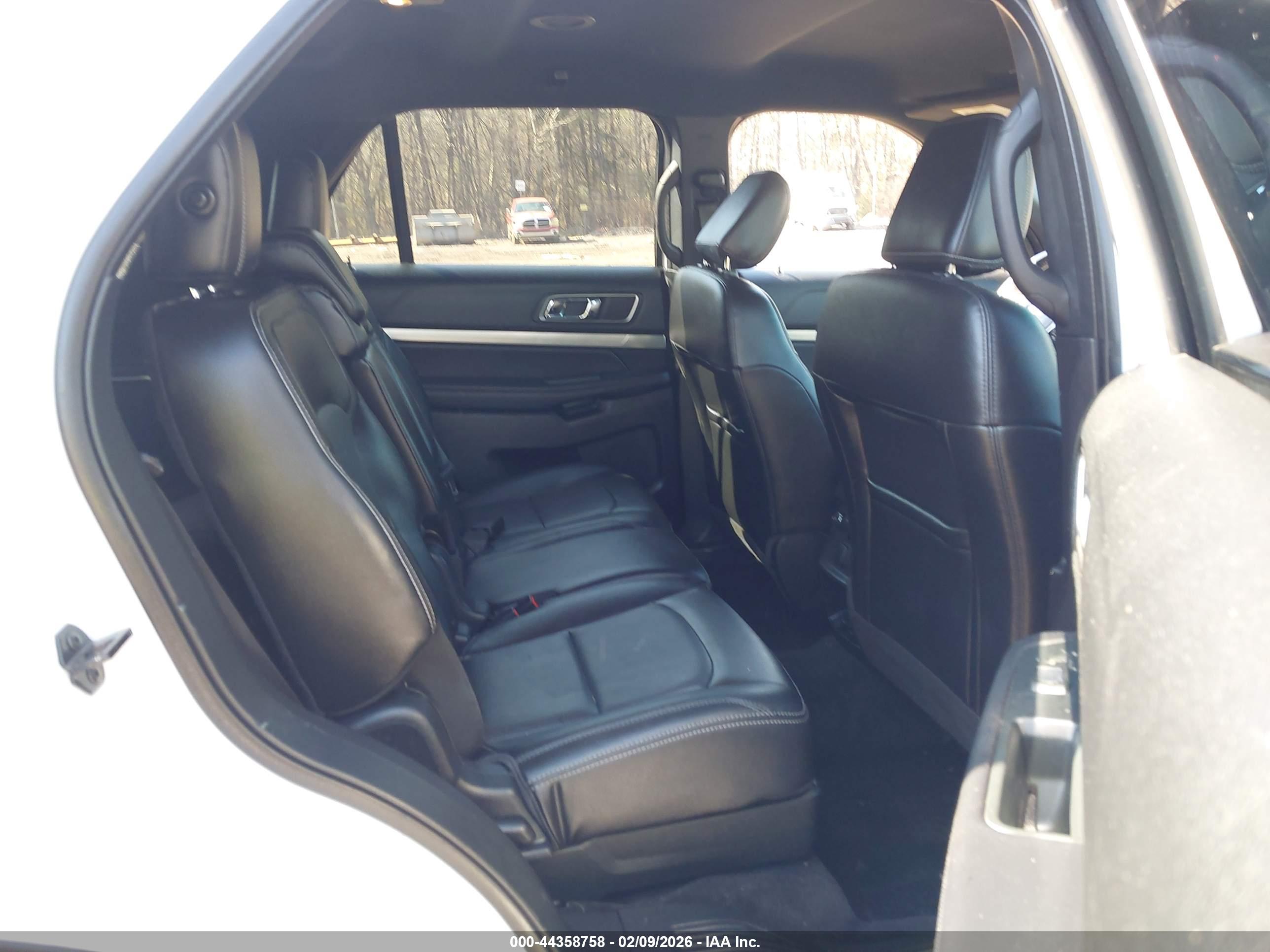 FORD EXPLORER image 8