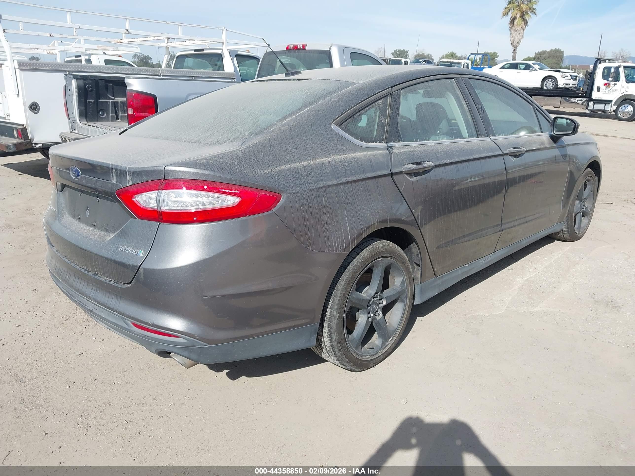 FORD FUSION image 4