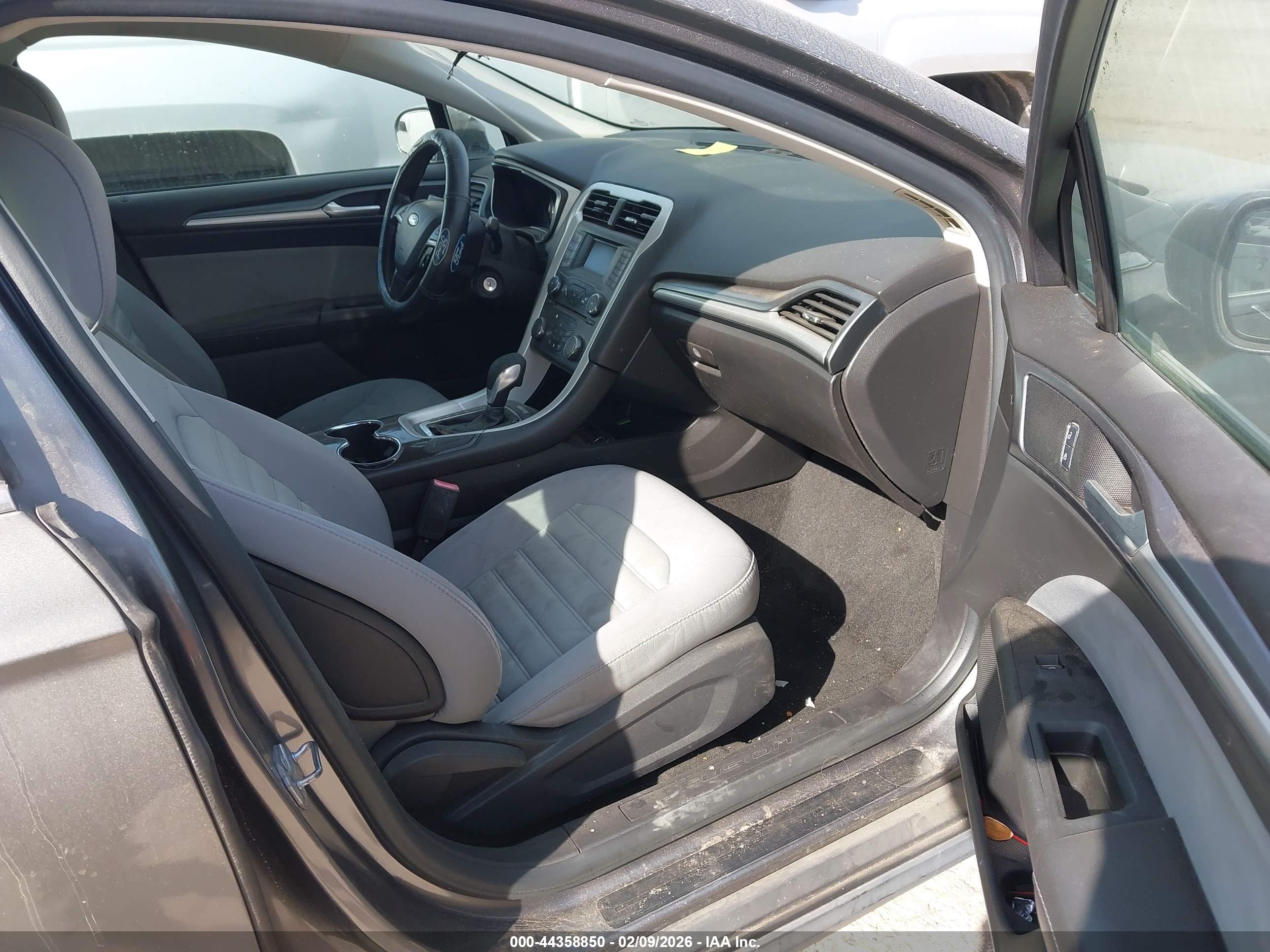 FORD FUSION image 5