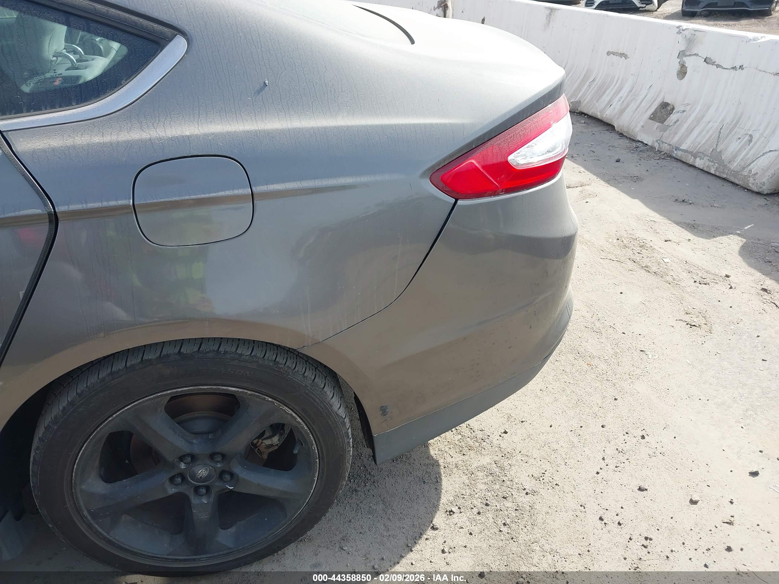 FORD FUSION image 6