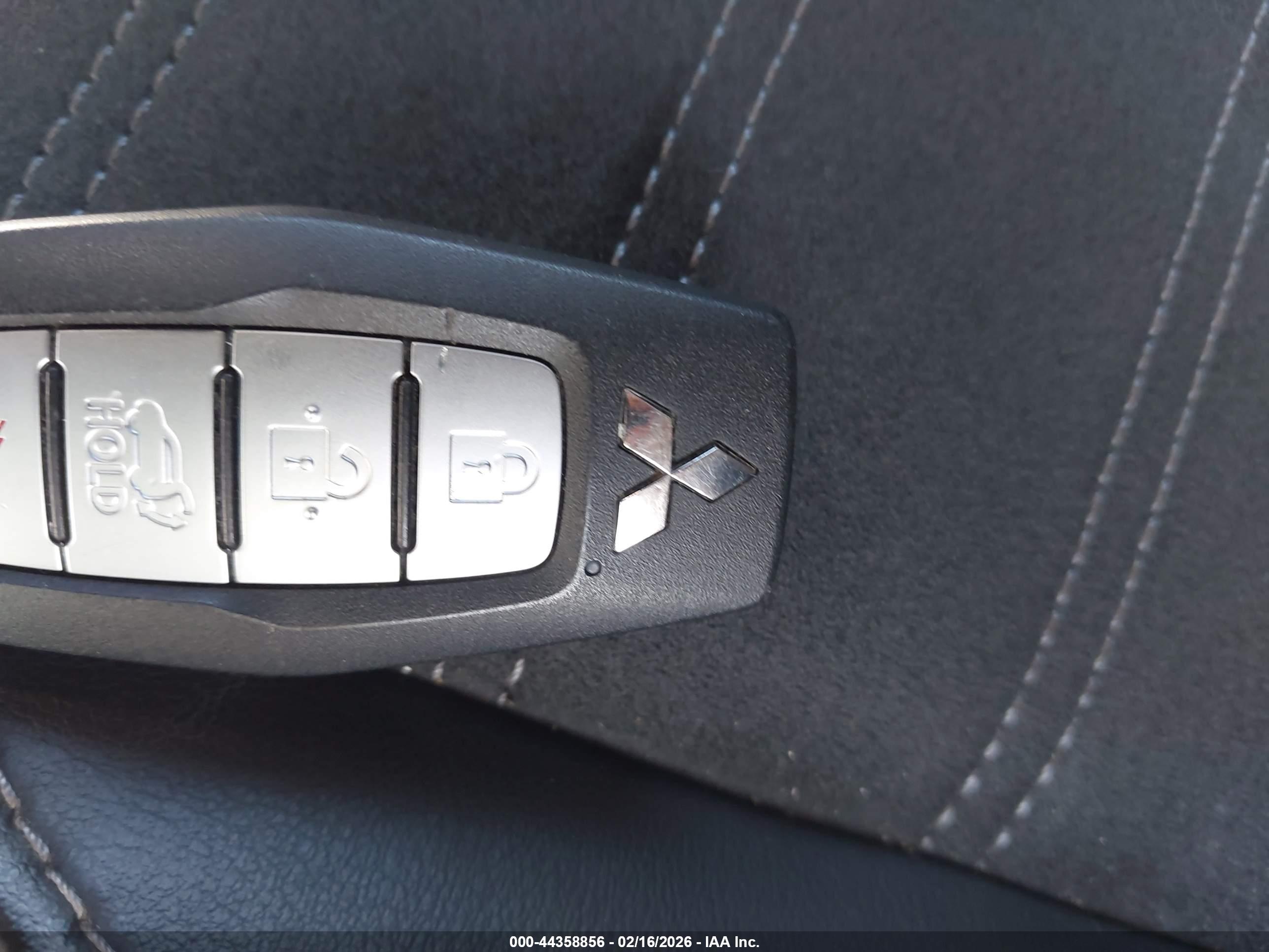 MITSUBISHI OUTLANDER image 11