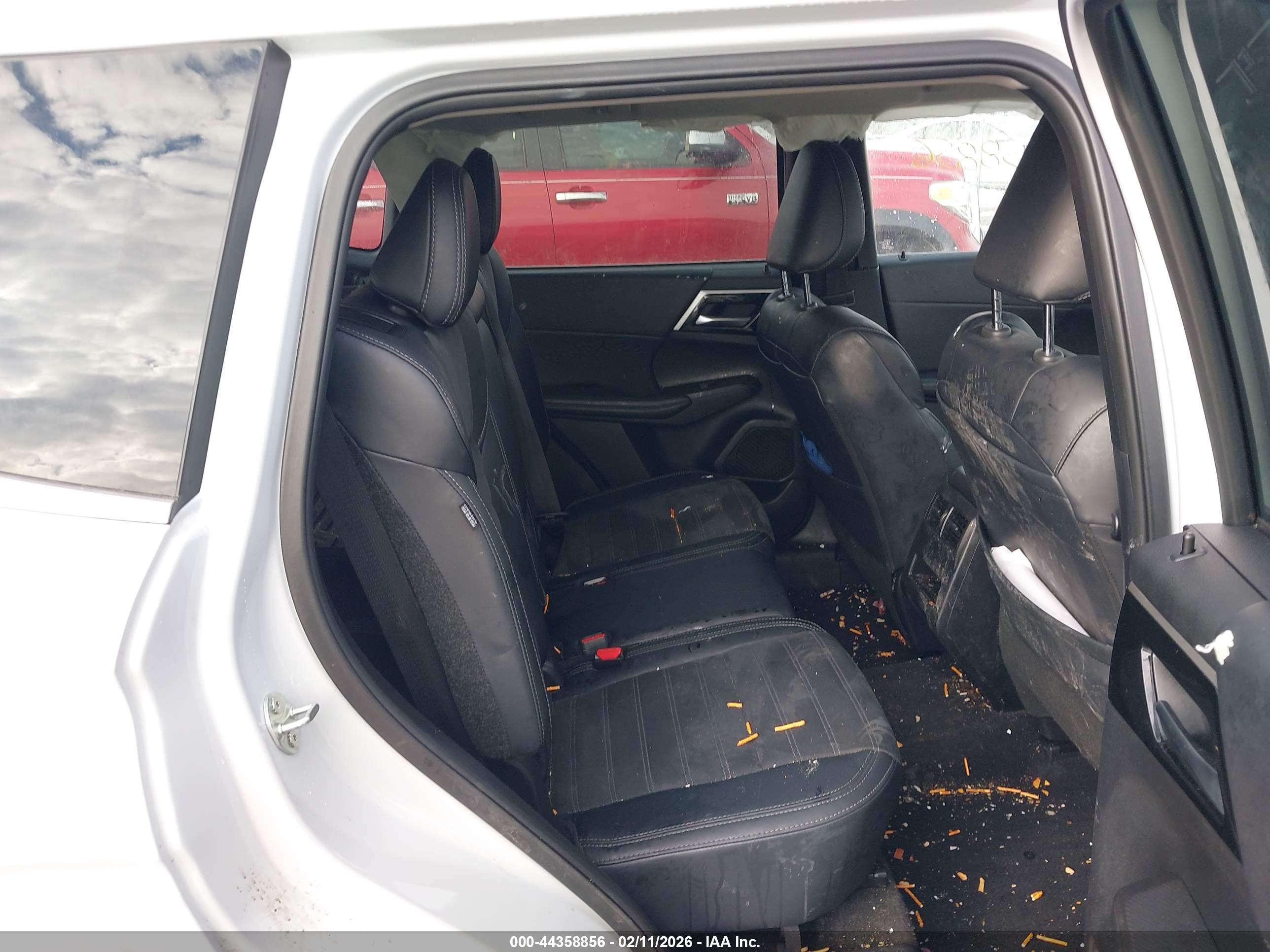 MITSUBISHI OUTLANDER image 8