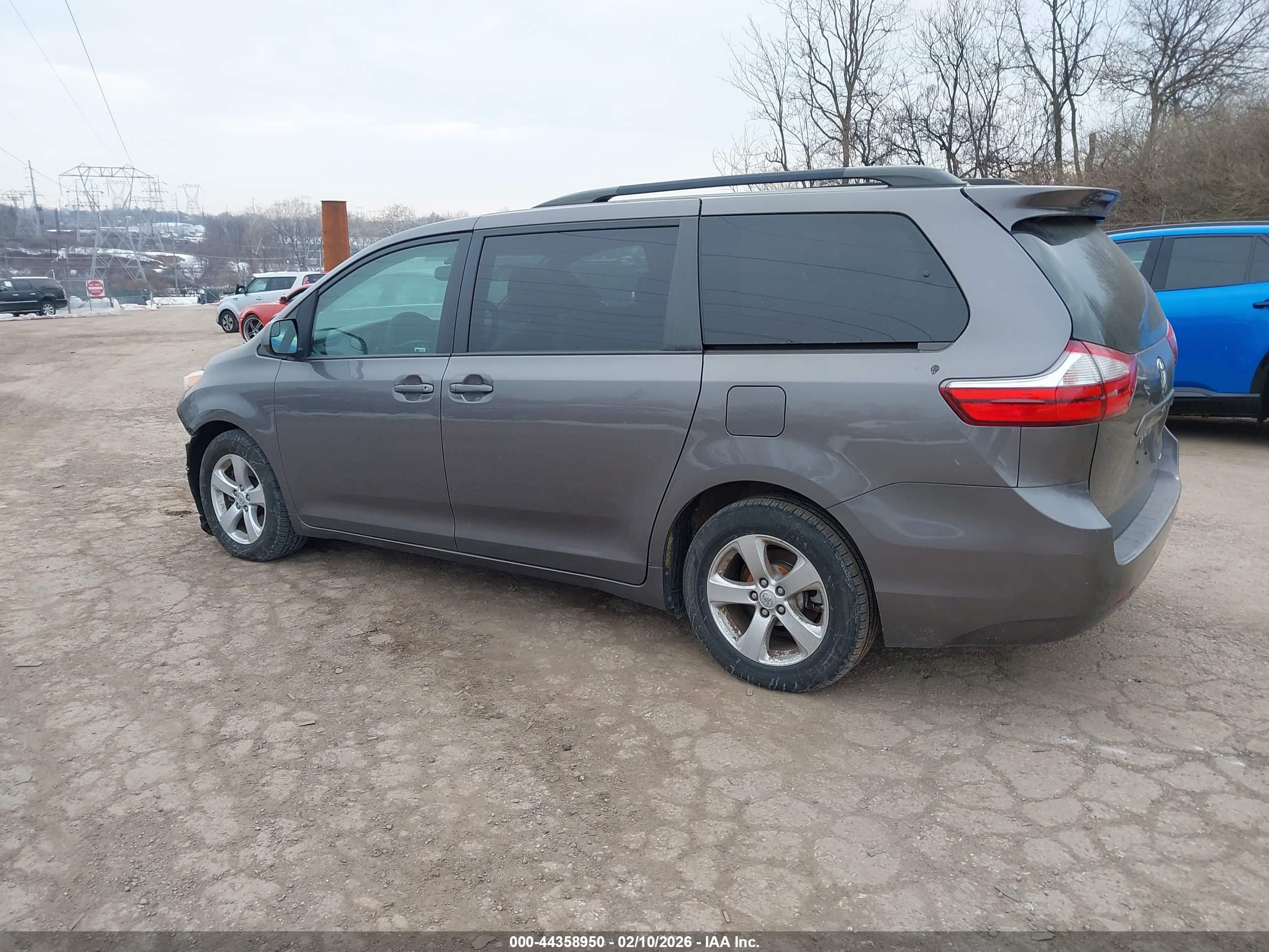 TOYOTA SIENNA image 3