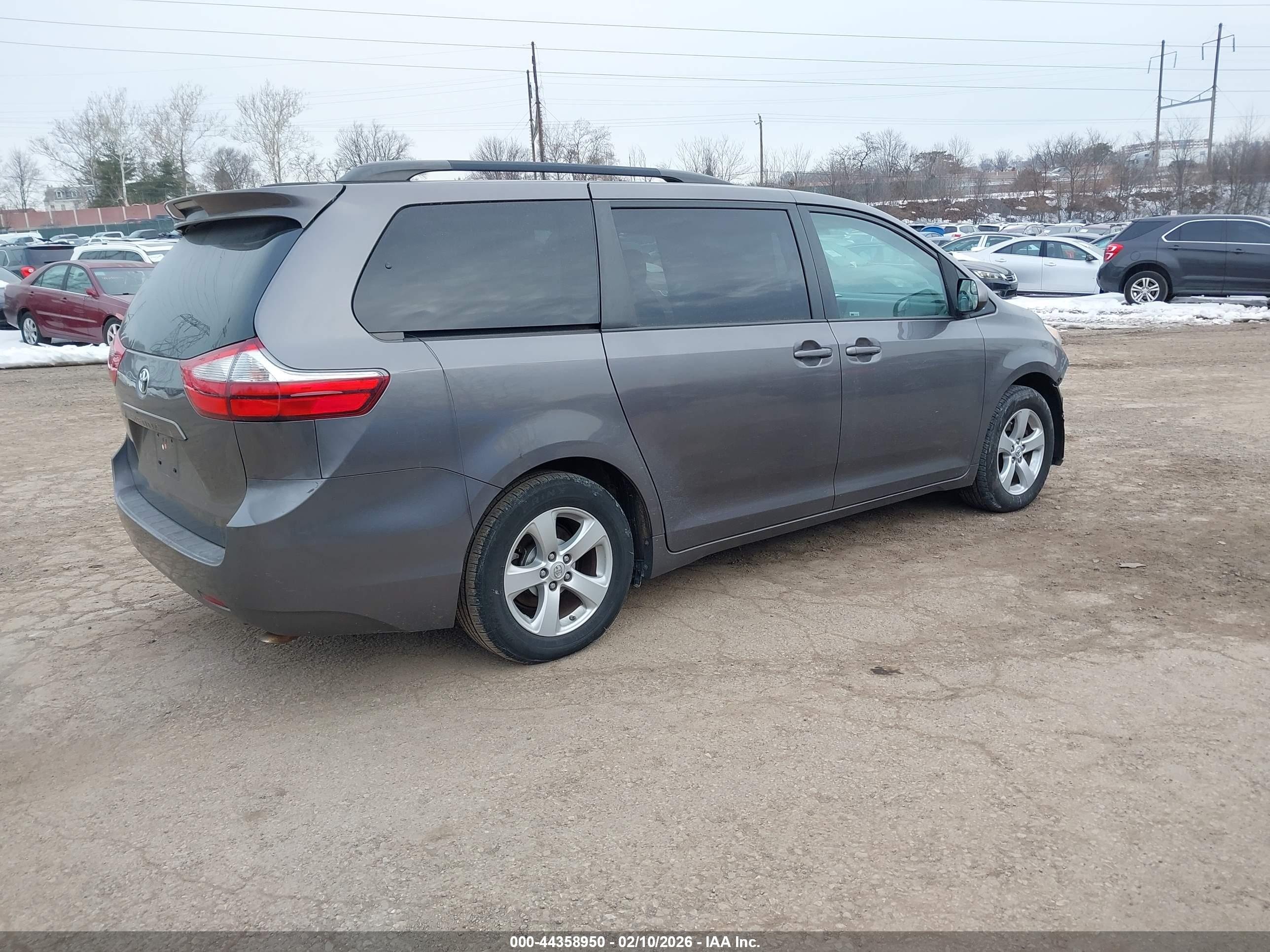 TOYOTA SIENNA image 4