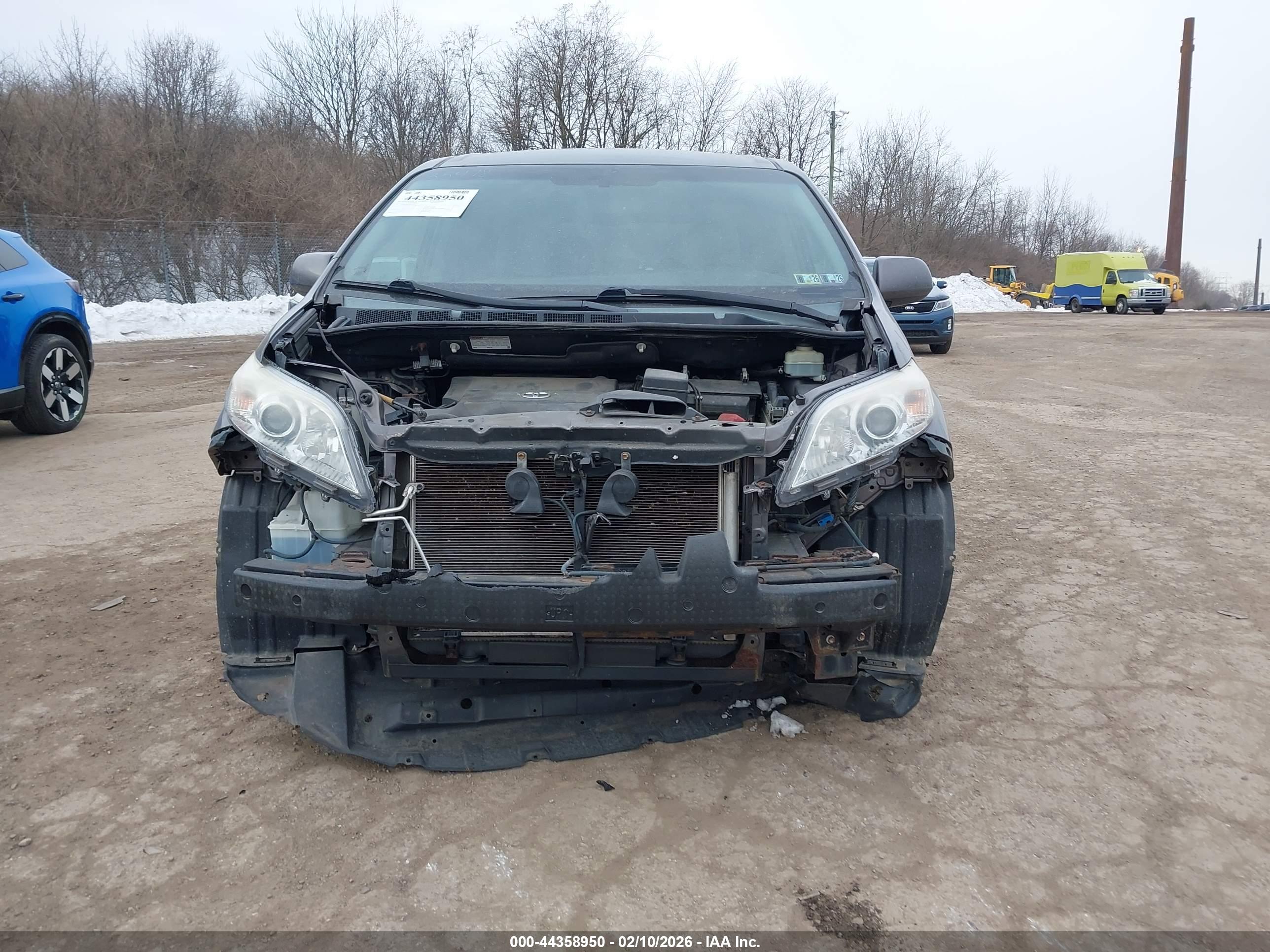 TOYOTA SIENNA image 6