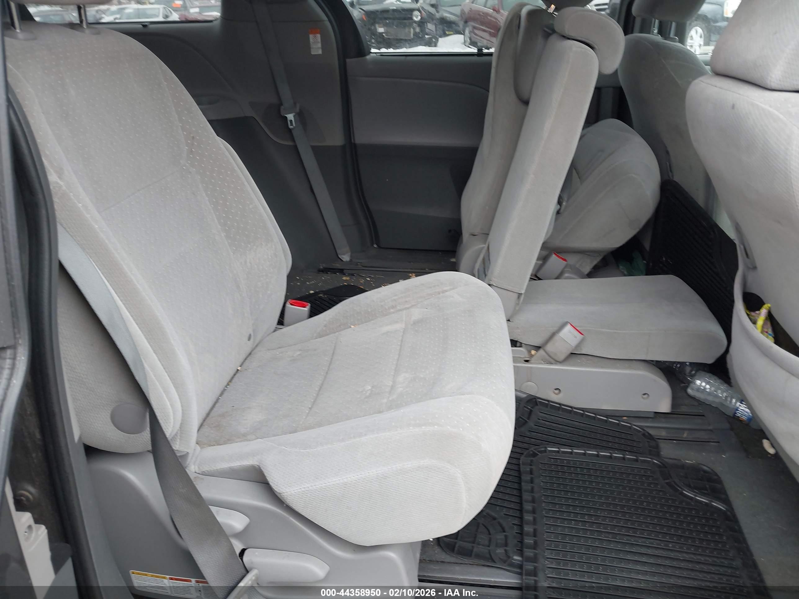 TOYOTA SIENNA image 8