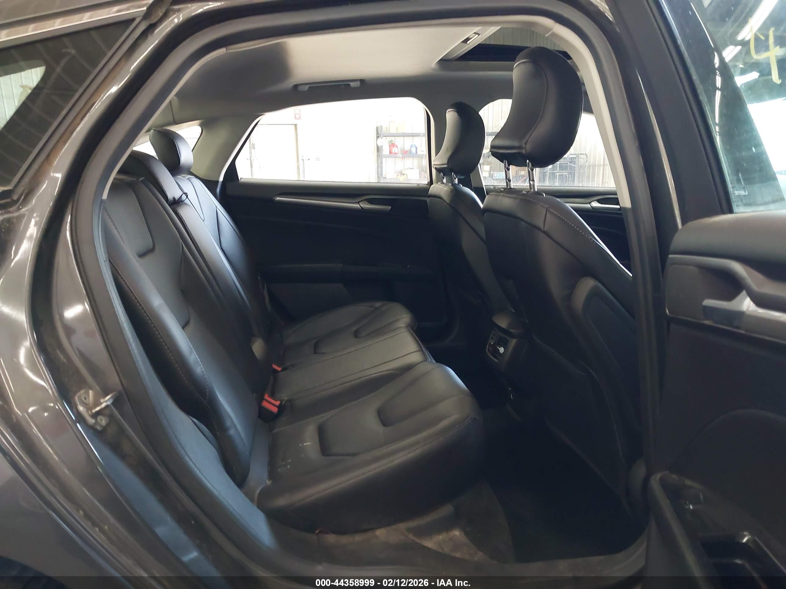 FORD FUSION image 8