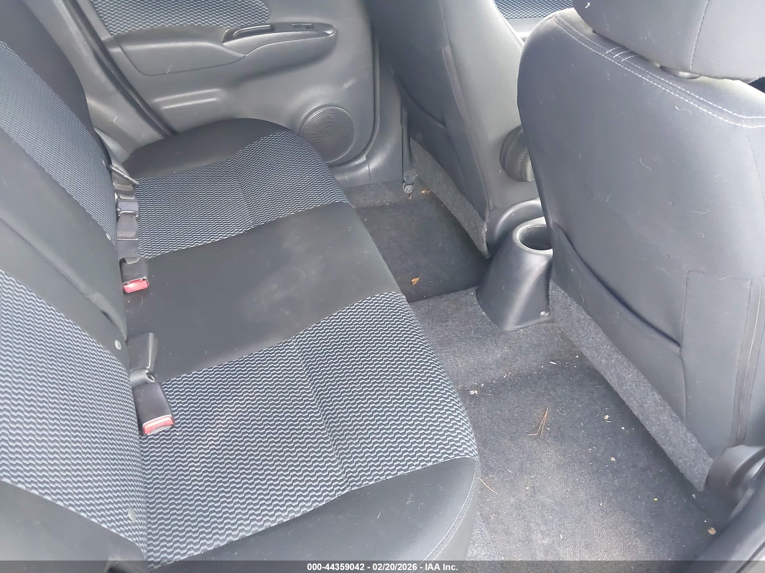 NISSAN VERSA image 8