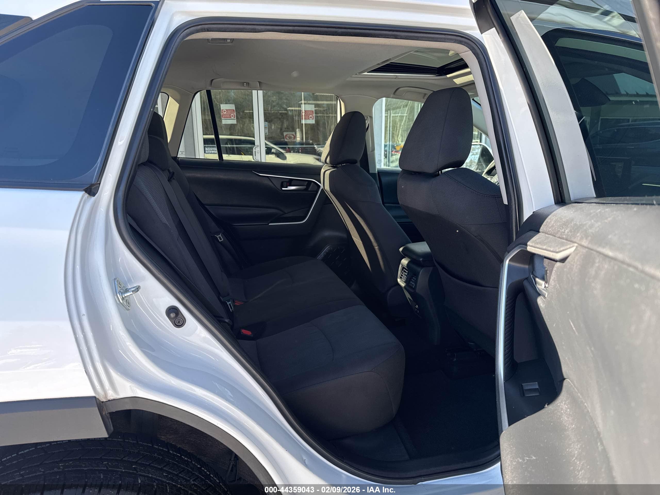 TOYOTA RAV4 image 8