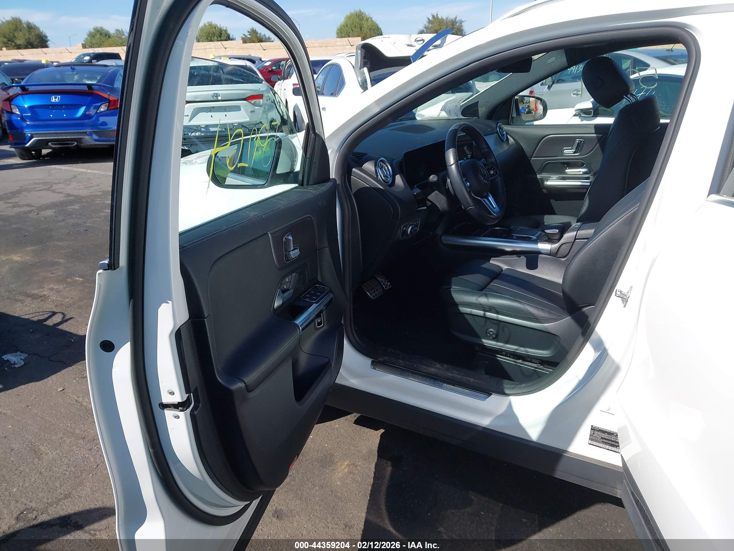 MERCEDES-BENZ GLA image 5