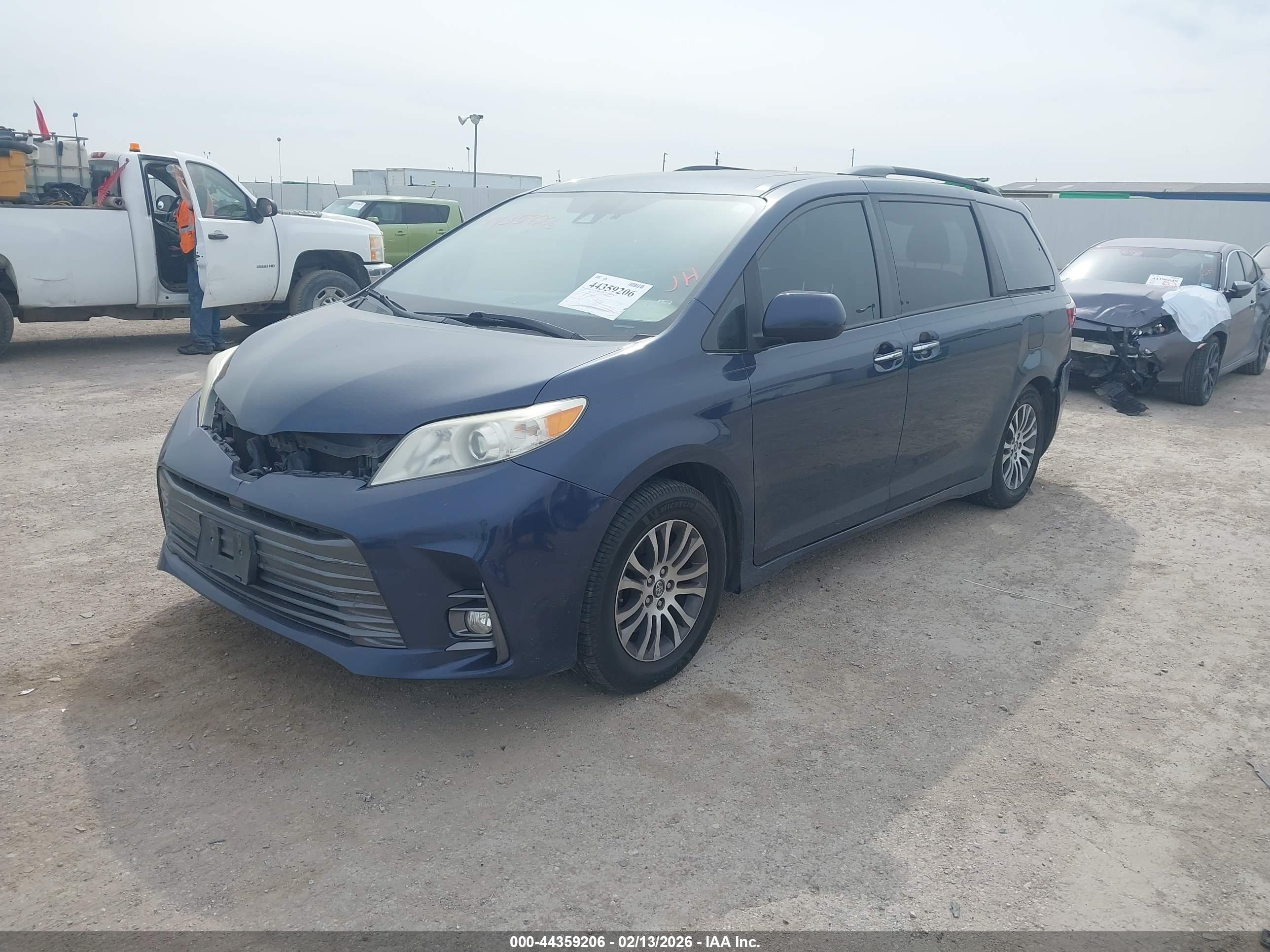 TOYOTA SIENNA image 2