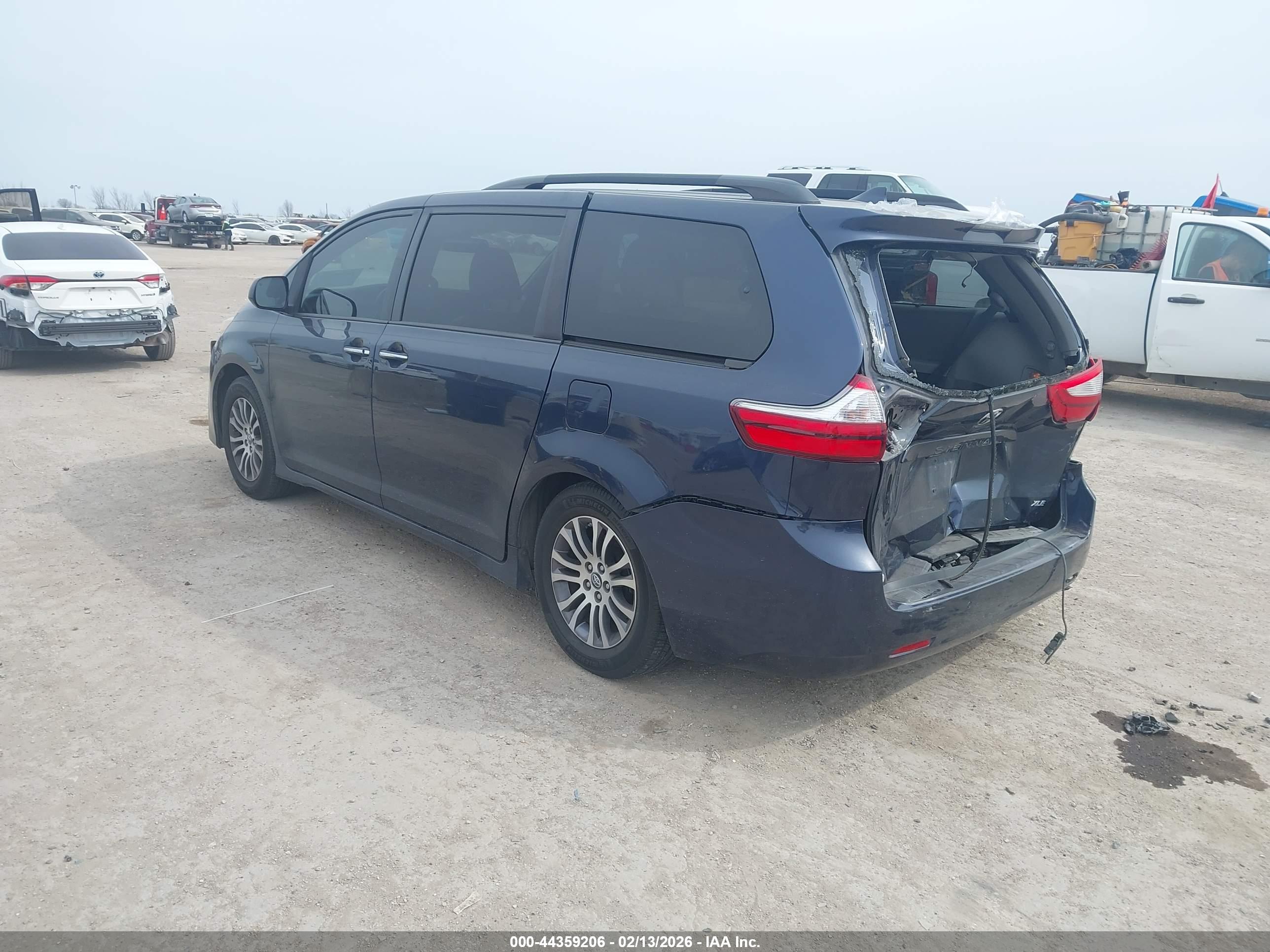 TOYOTA SIENNA image 3