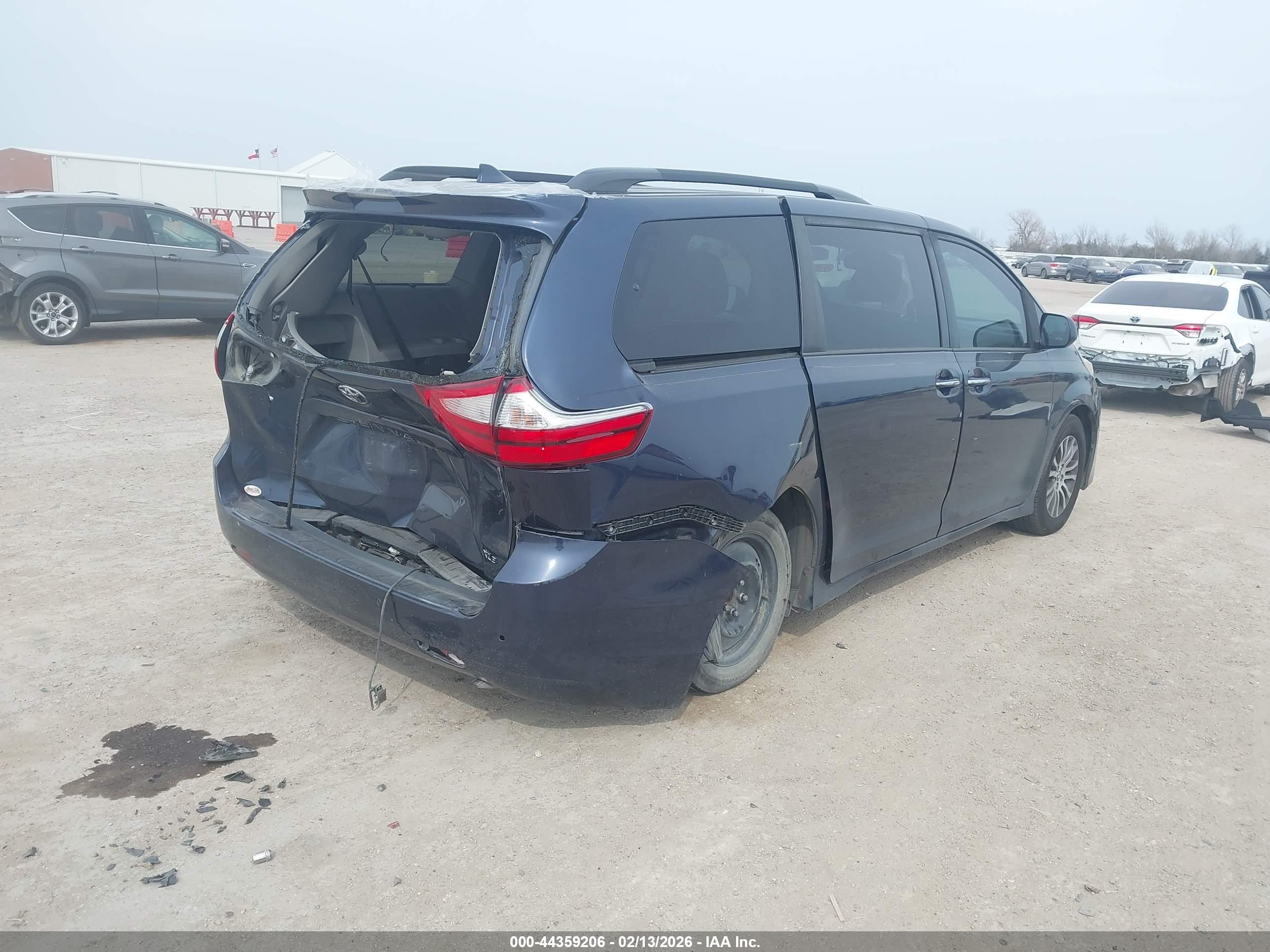 TOYOTA SIENNA image 4