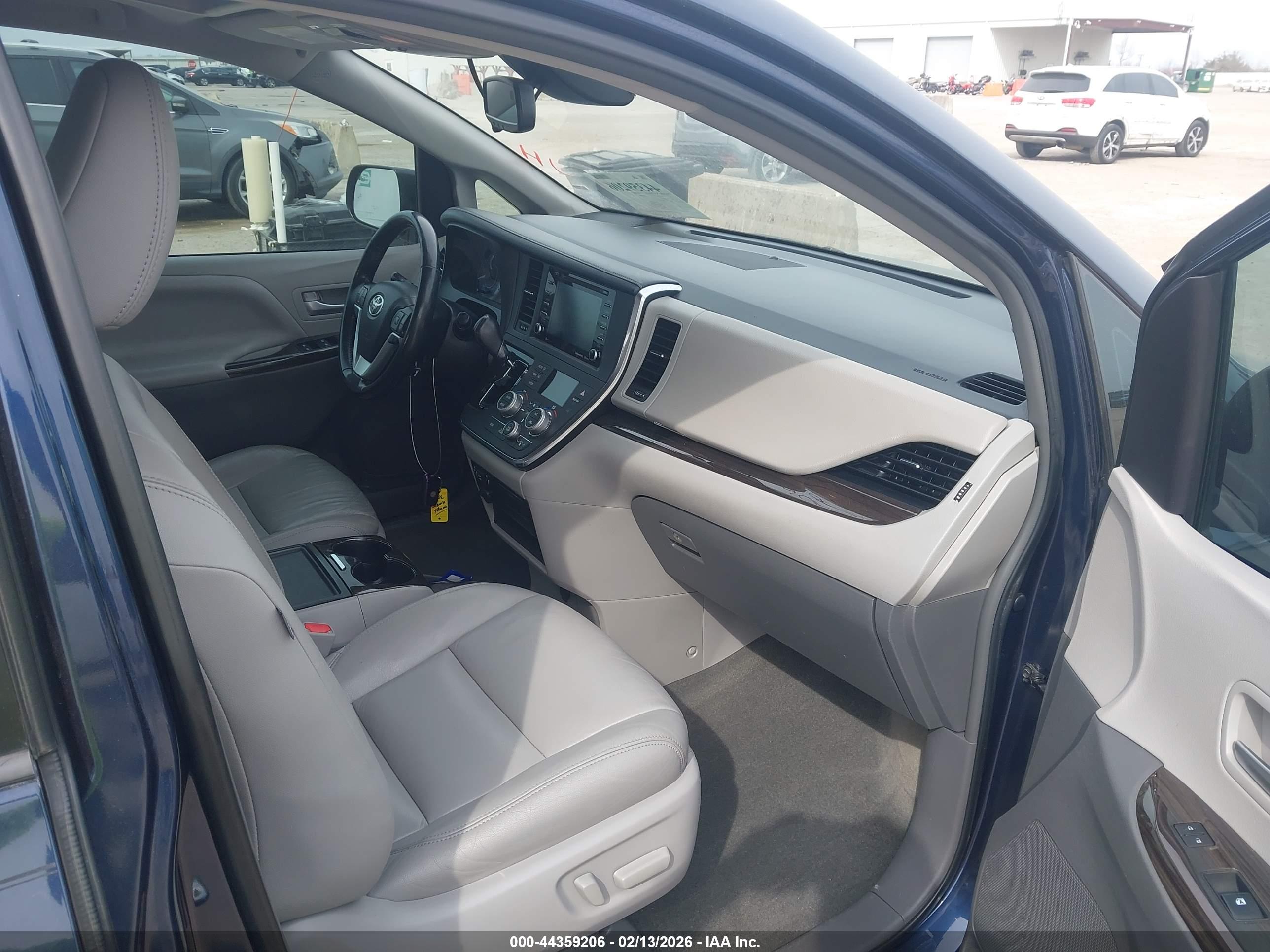 TOYOTA SIENNA image 5