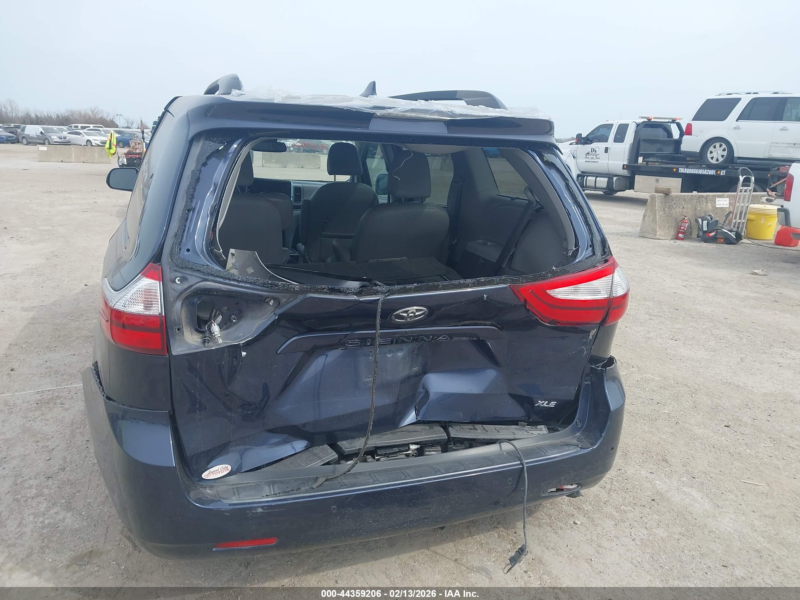TOYOTA SIENNA image 6