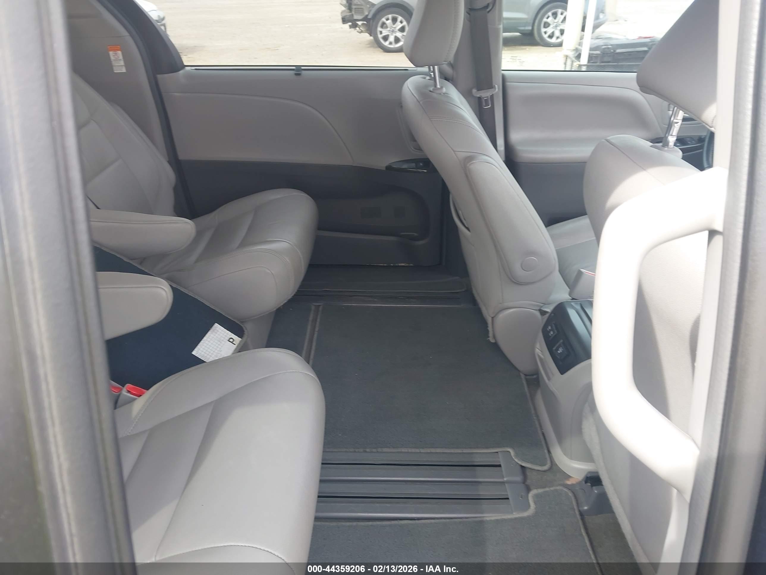 TOYOTA SIENNA image 8