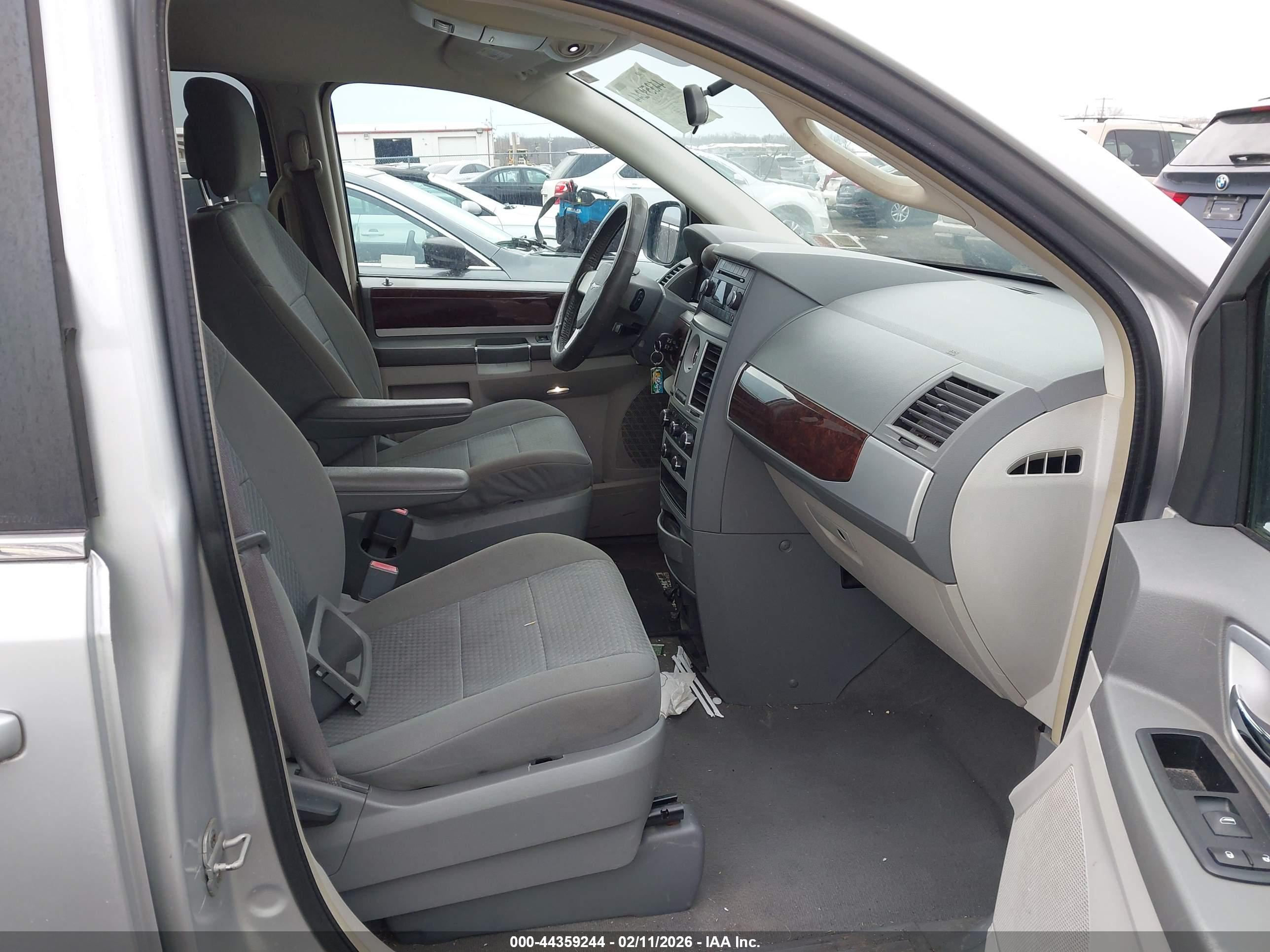 CHRYSLER TOWN image 5