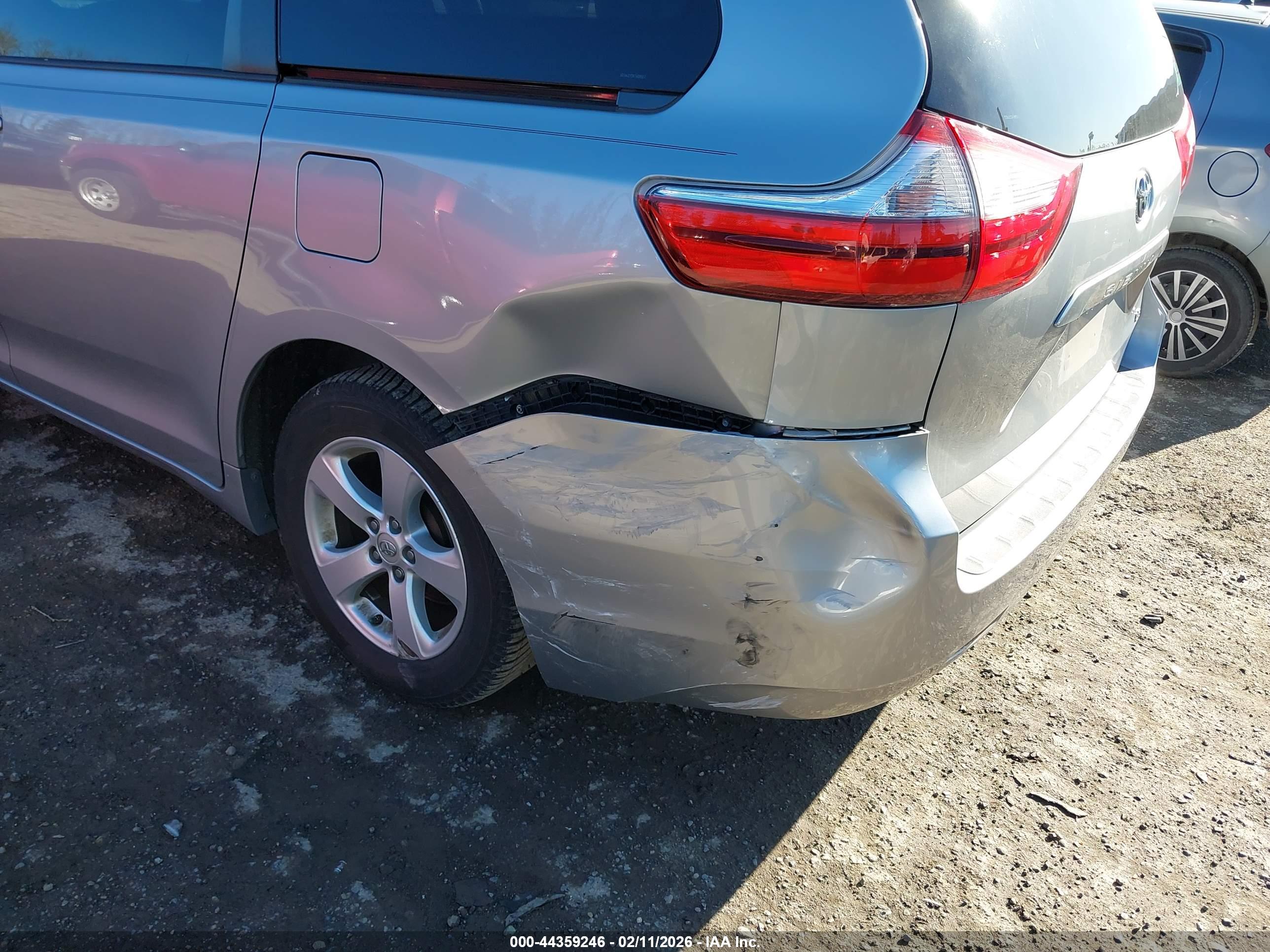 TOYOTA SIENNA image 6