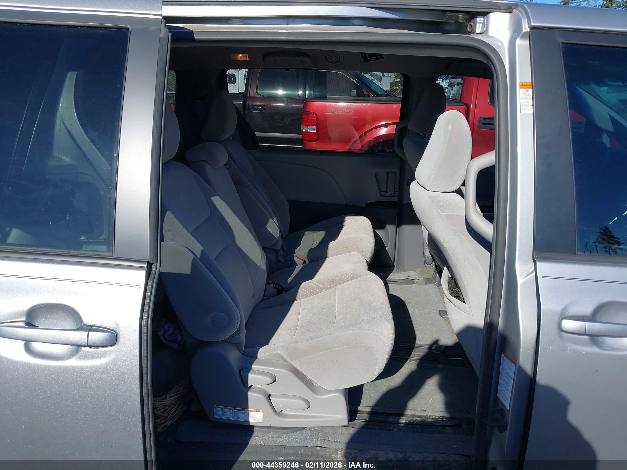 TOYOTA SIENNA image 8