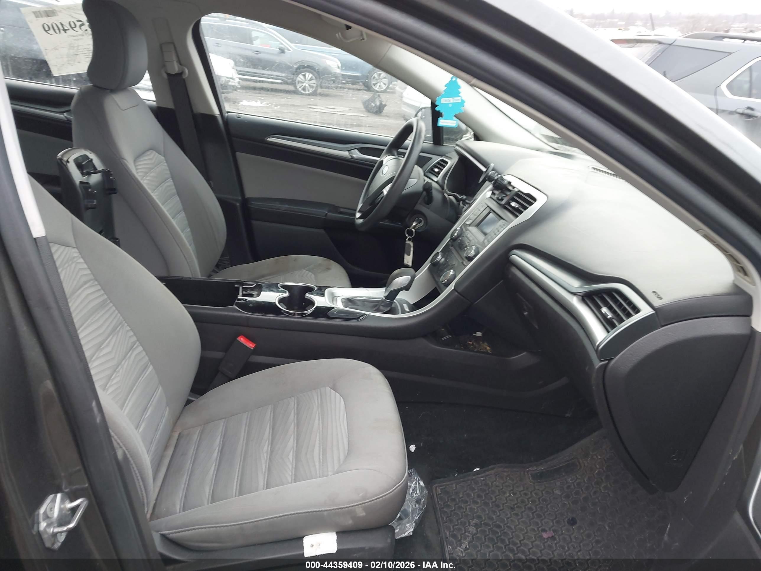 FORD FUSION image 5