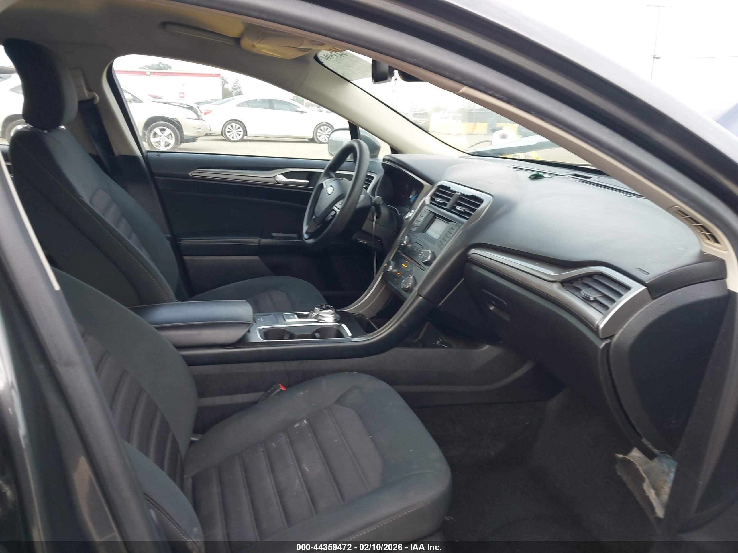 FORD FUSION image 5
