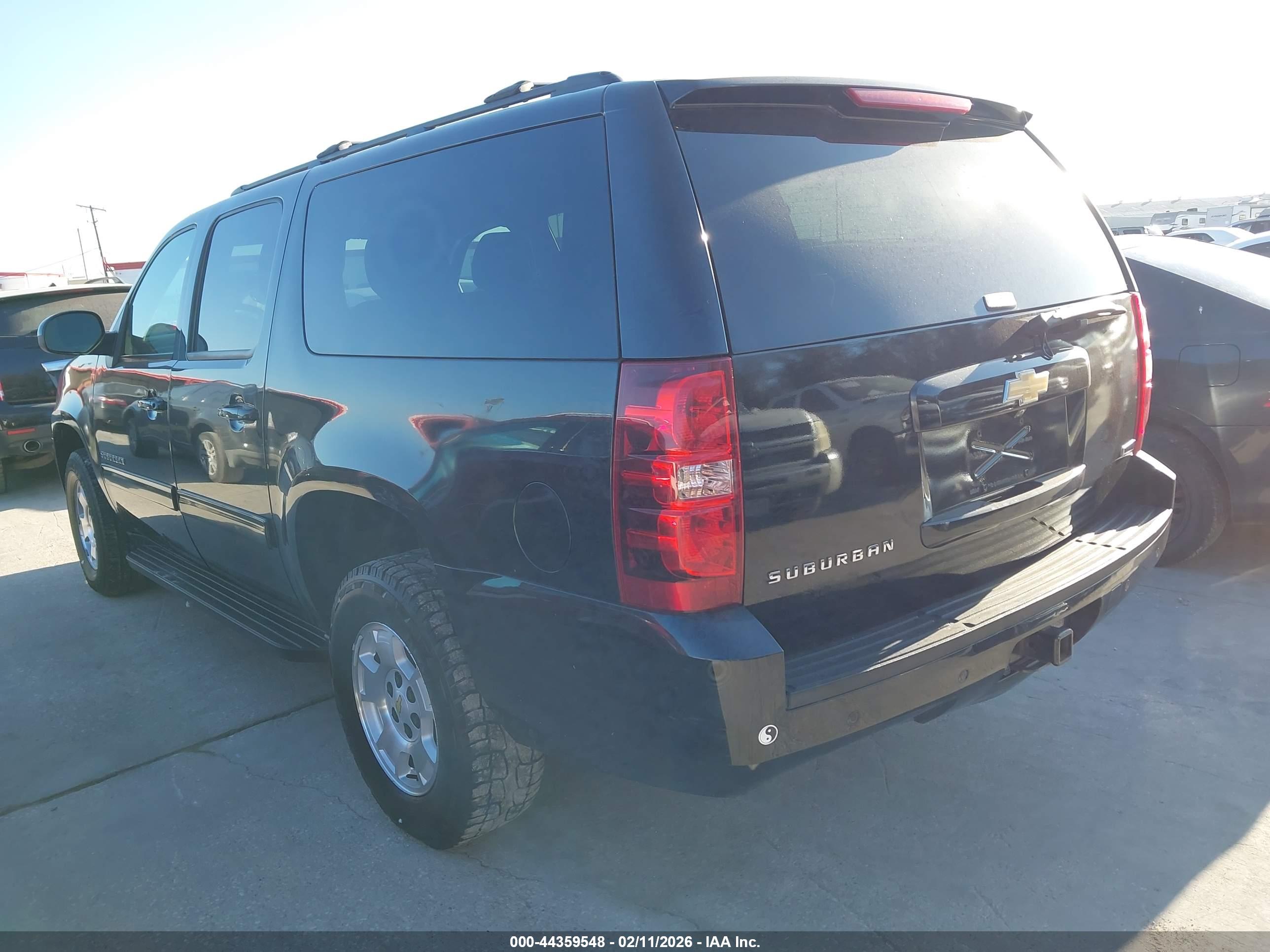CHEVROLET SUBURBAN image 3