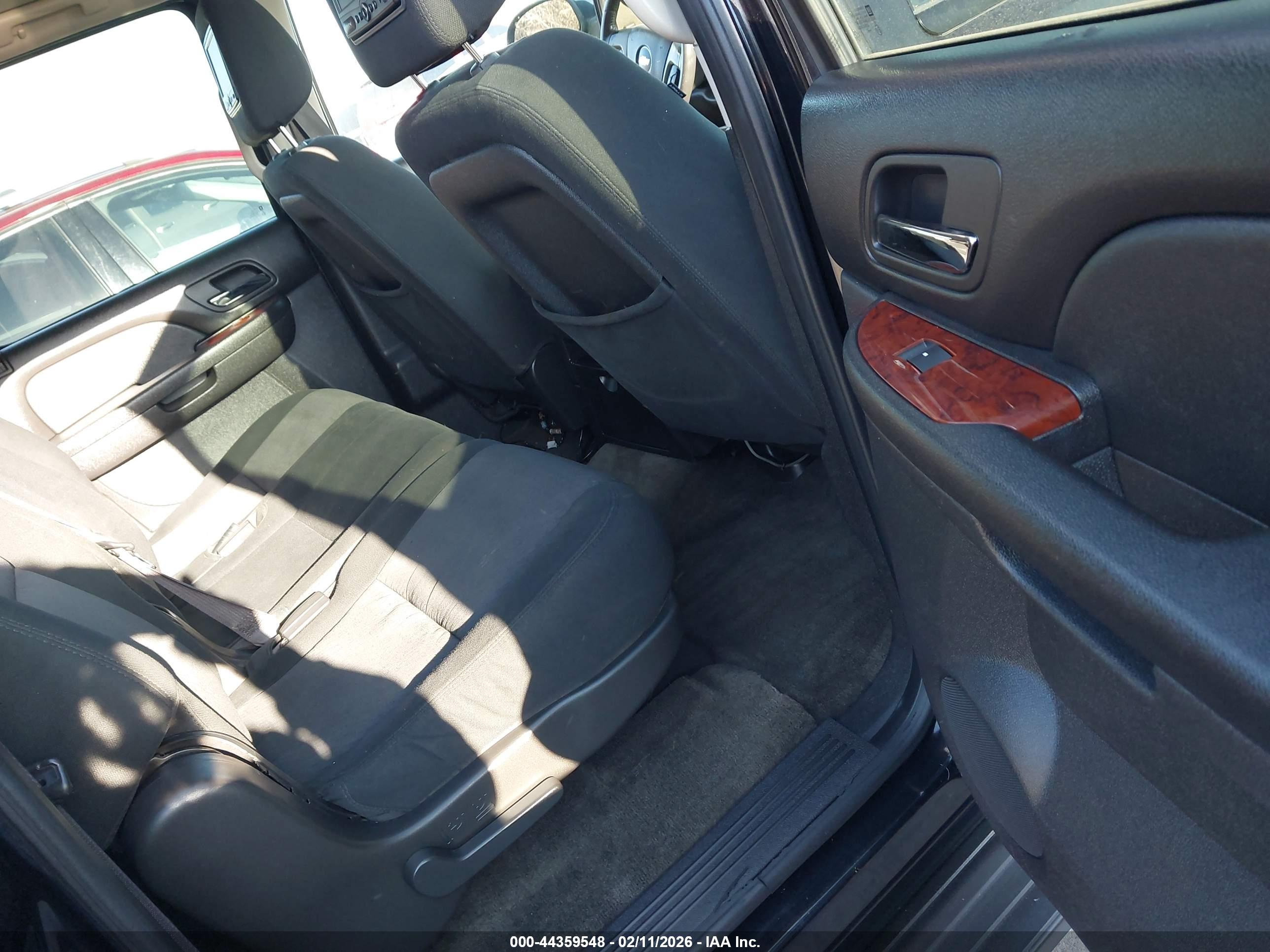 CHEVROLET SUBURBAN image 8