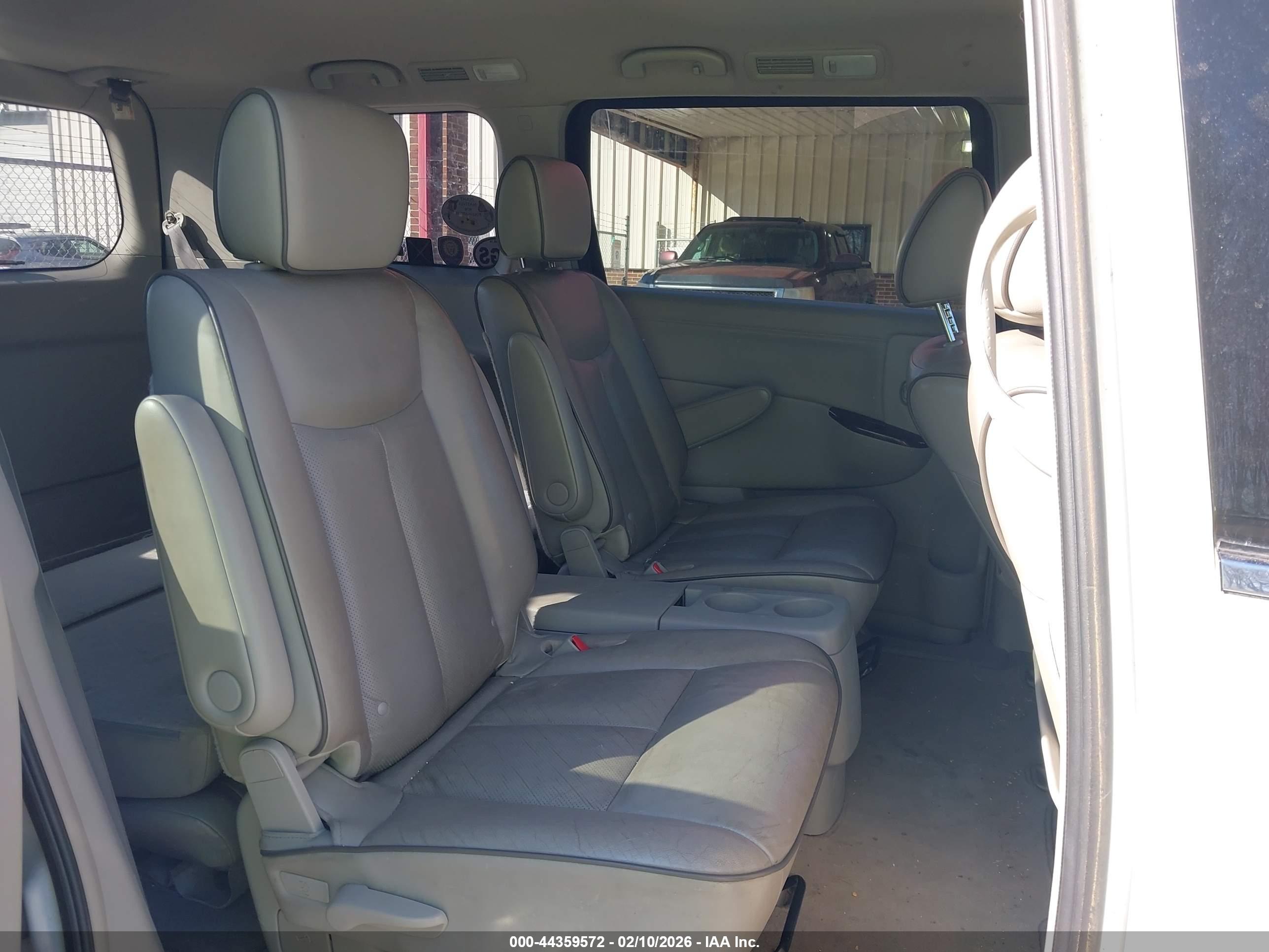 NISSAN QUEST image 8