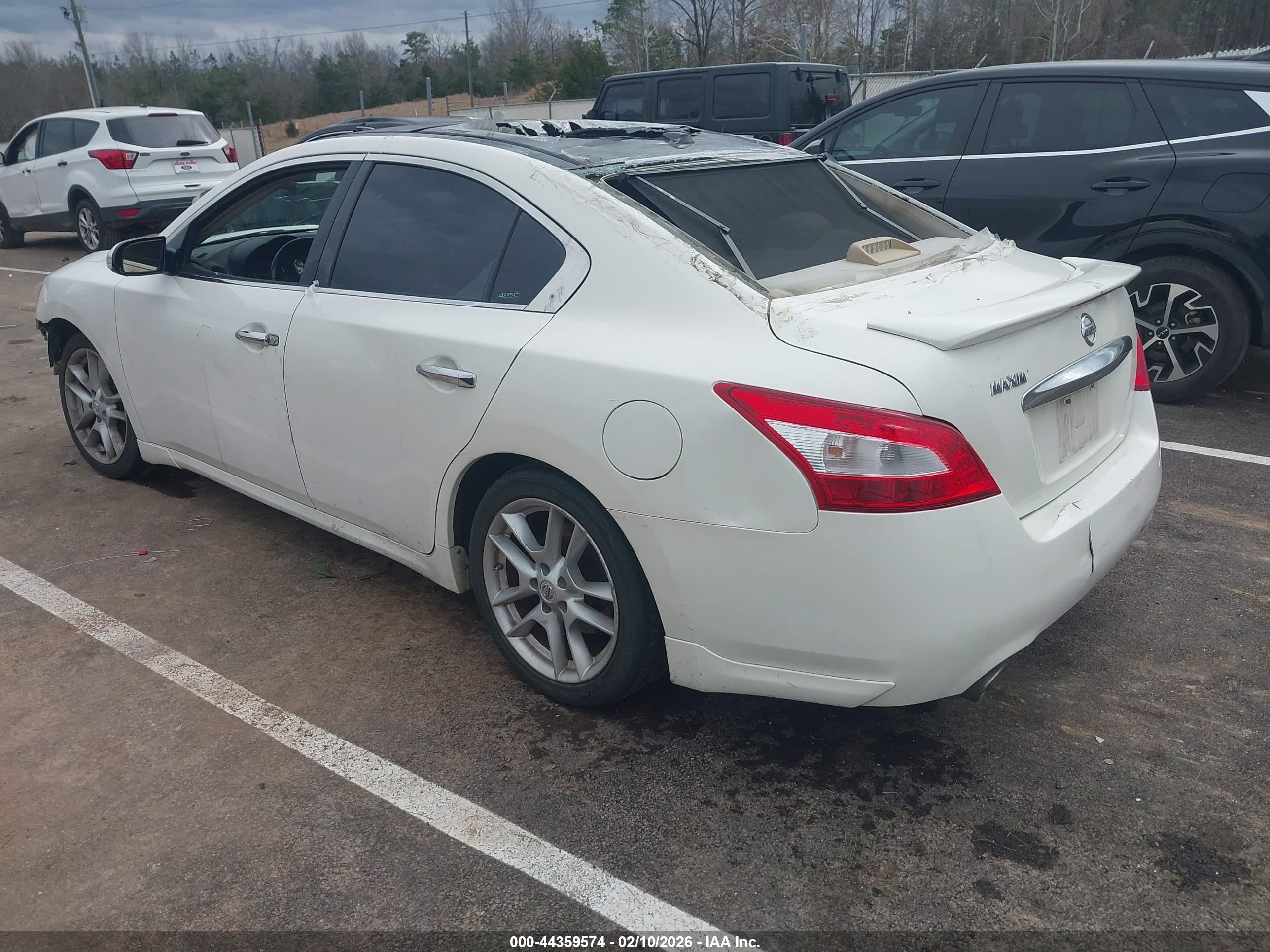 NISSAN MAXIMA image 3