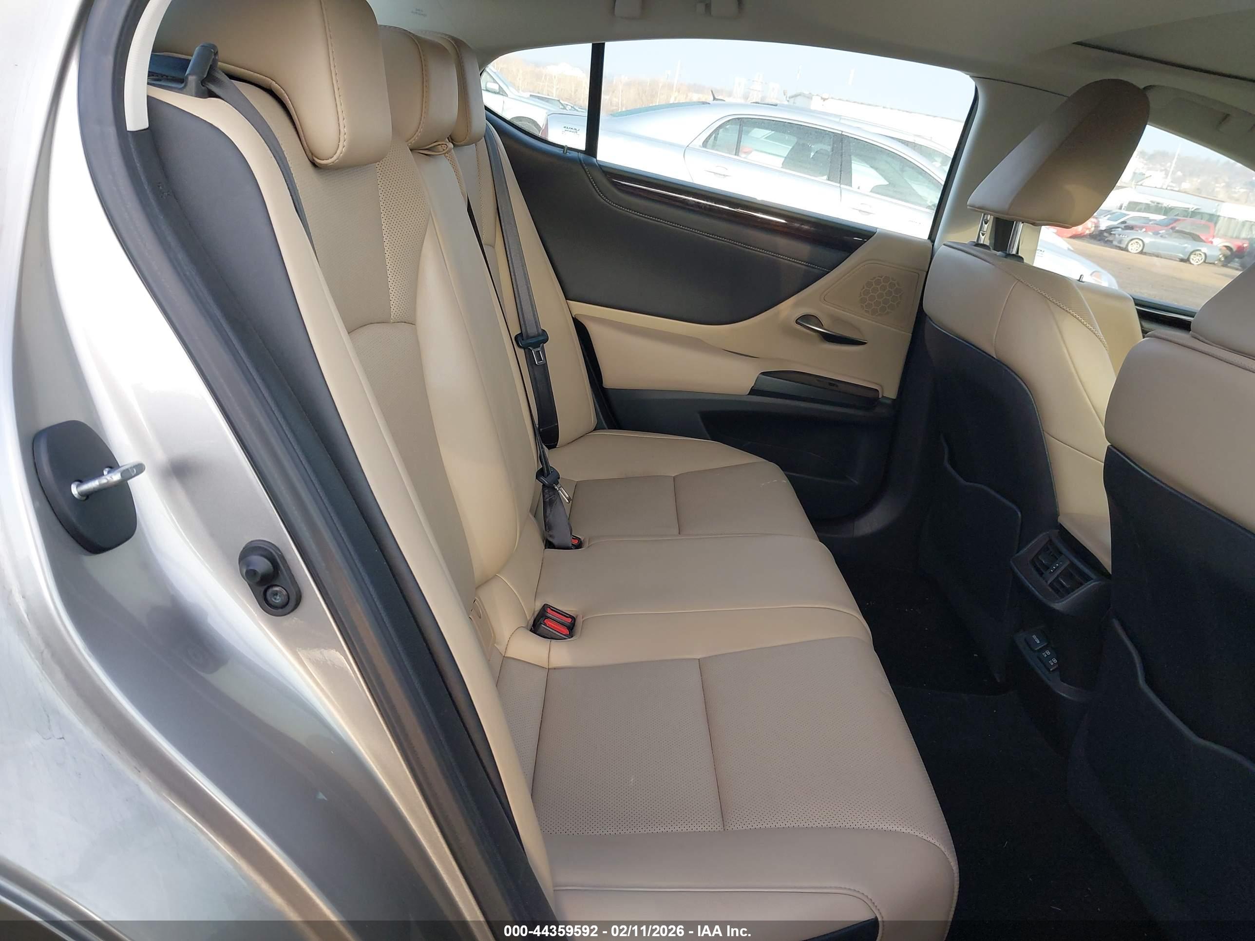 LEXUS ES image 8