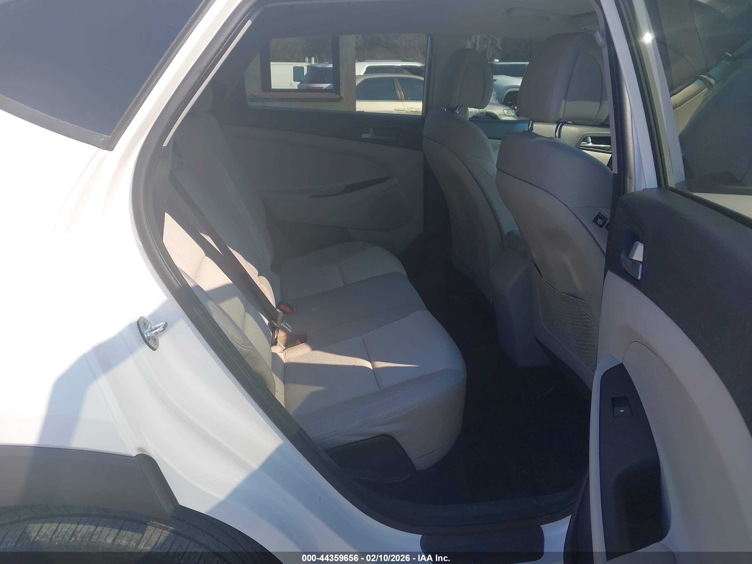 HYUNDAI TUCSON image 8