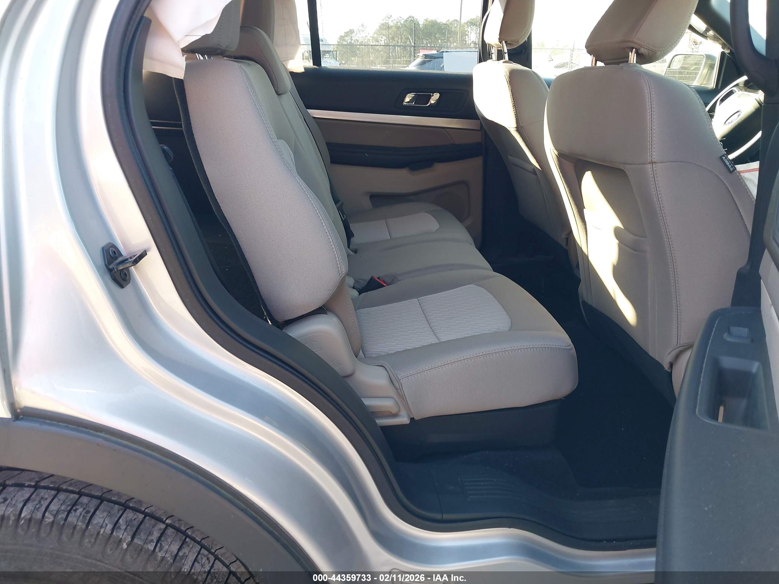 FORD EXPLORER image 8