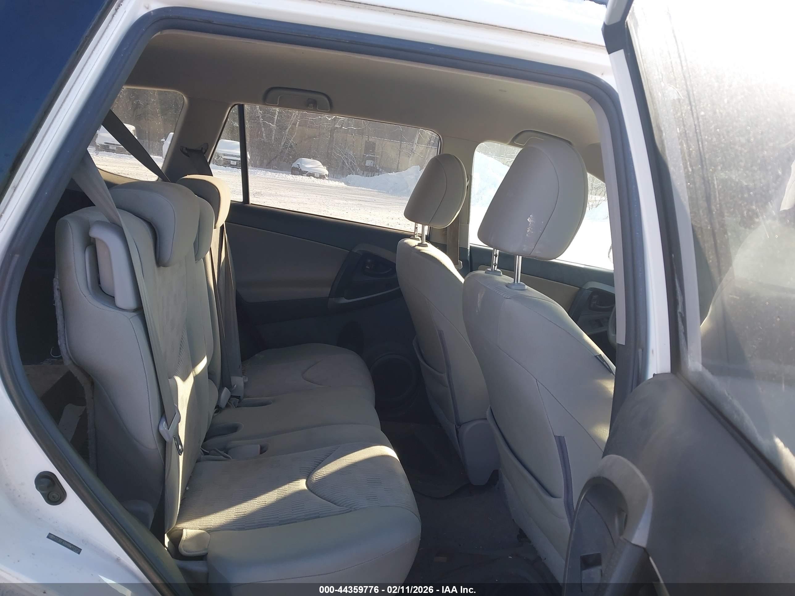 TOYOTA RAV4 image 8