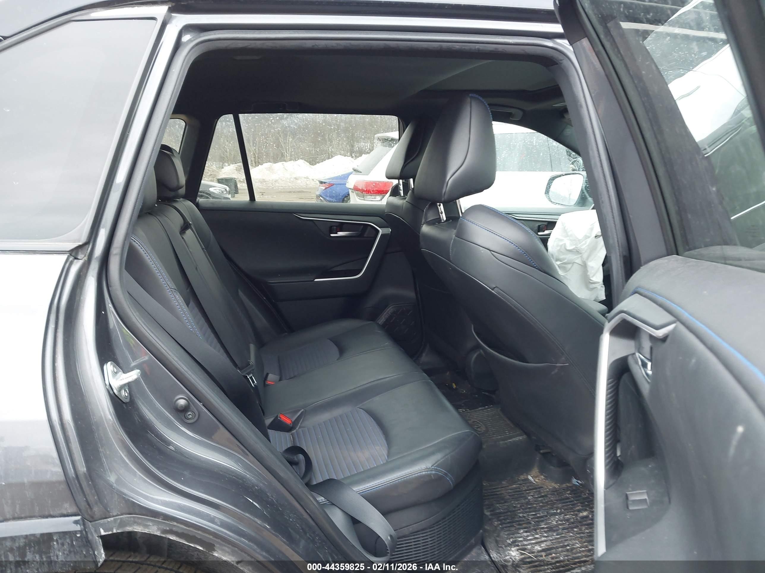 TOYOTA RAV4 image 8