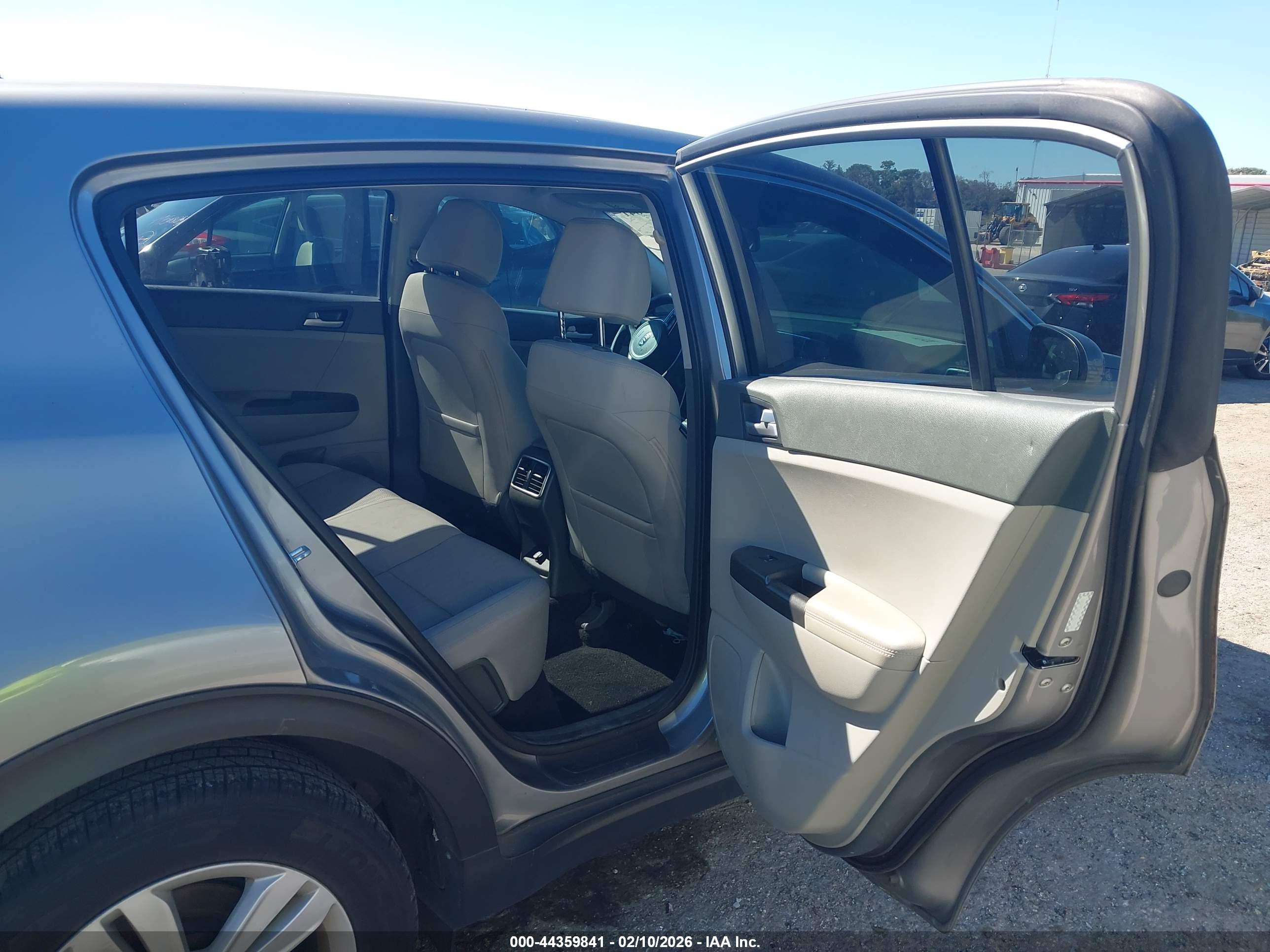 KIA SPORTAGE image 8